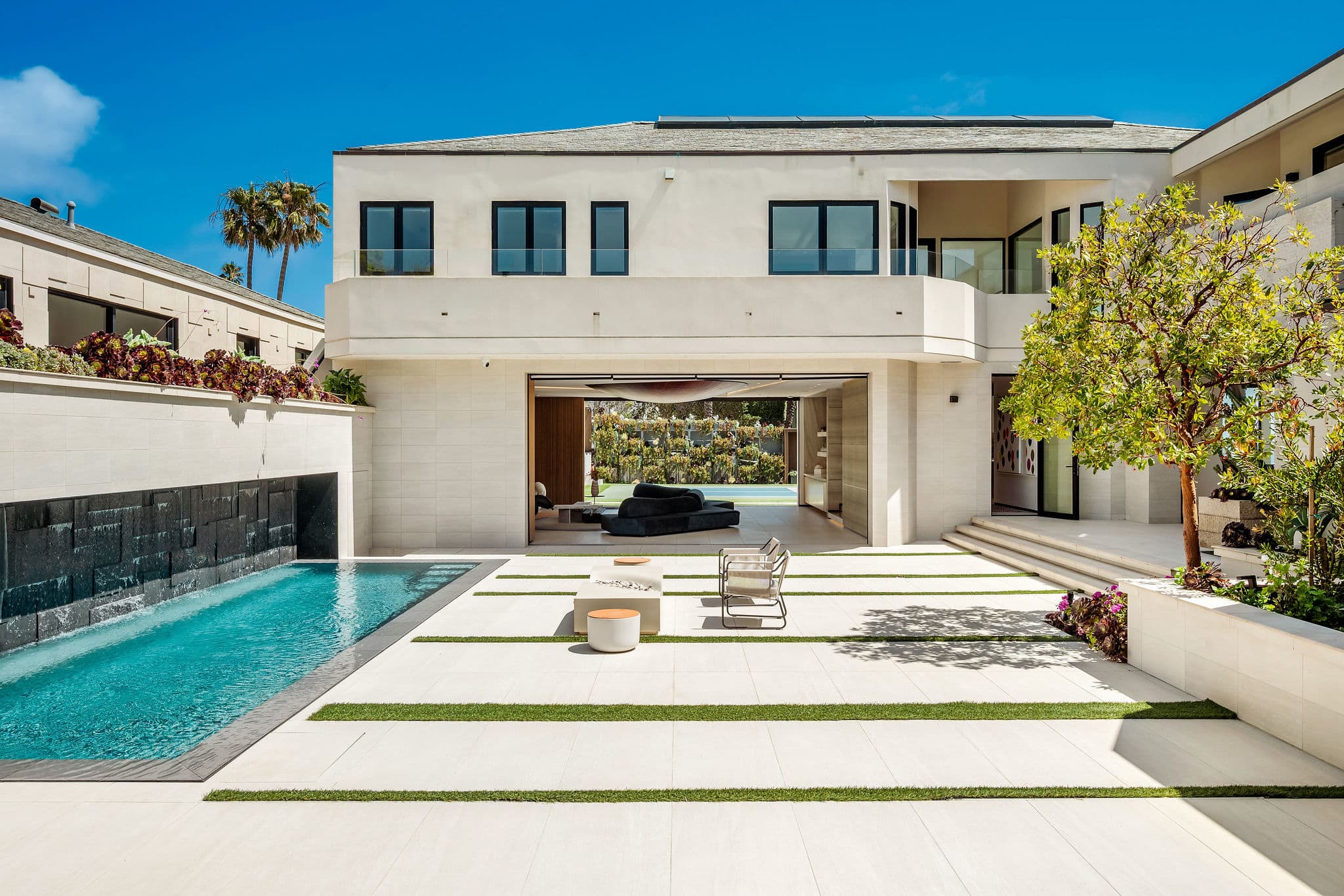 Move through the courtyard pool and straight out toward the beachfront beyond.