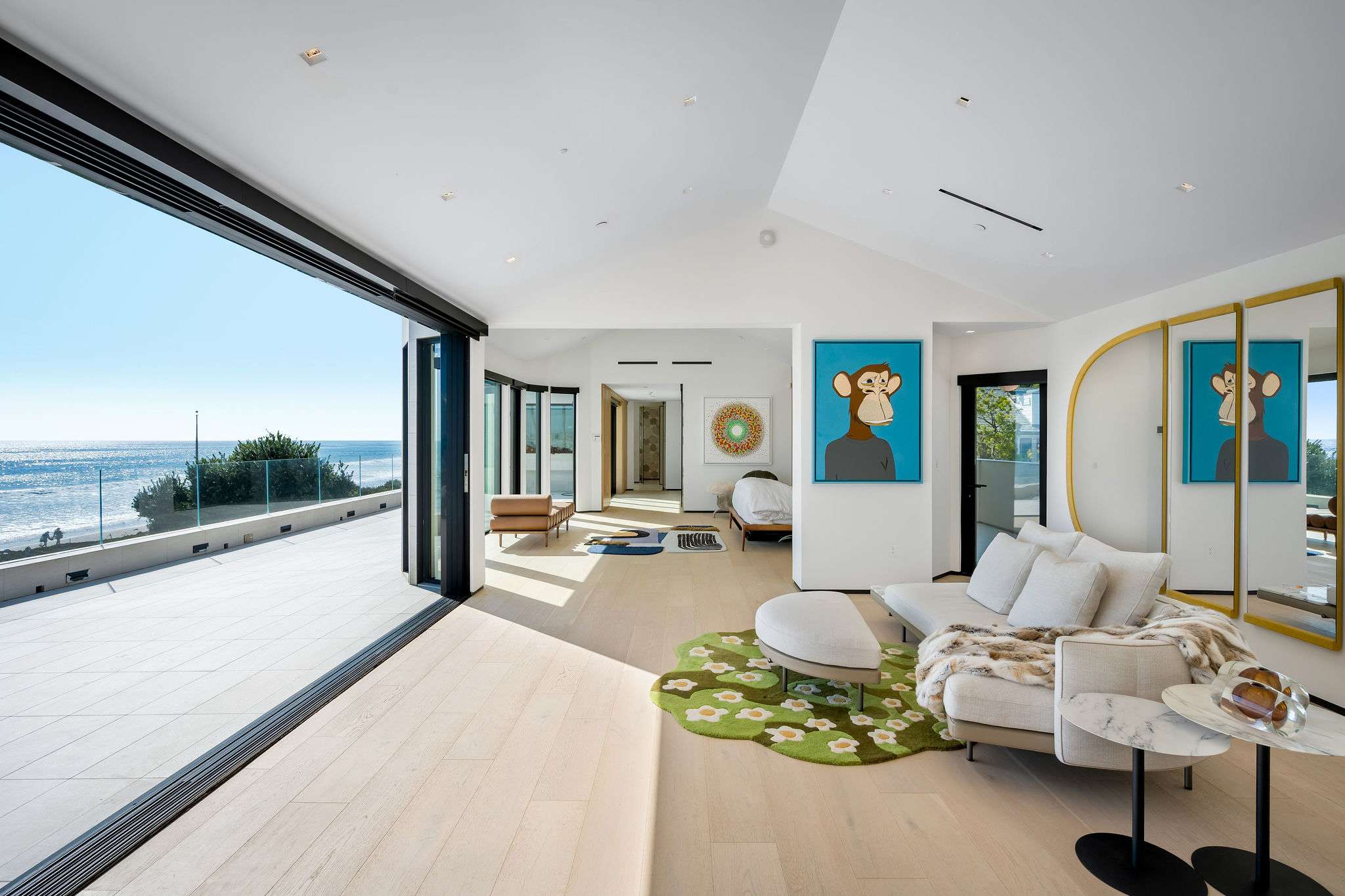 Open the entire wall and move straight onto the oceanfront terrace, with the view uninterrupted.