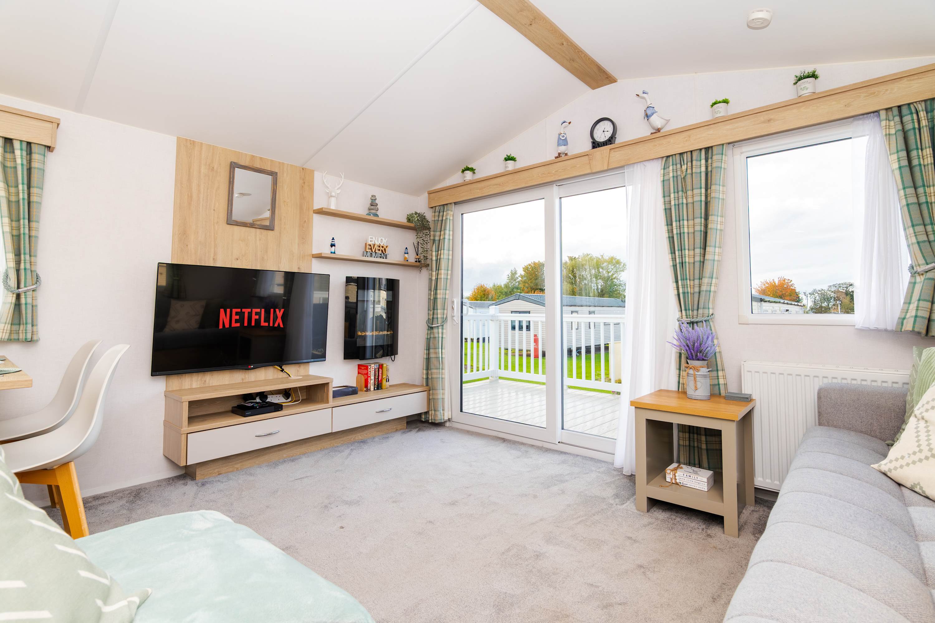 Seton Sands 3BR Premium Caravan - Near Edinburgh serviced apartment - Port Seton - VivreStays