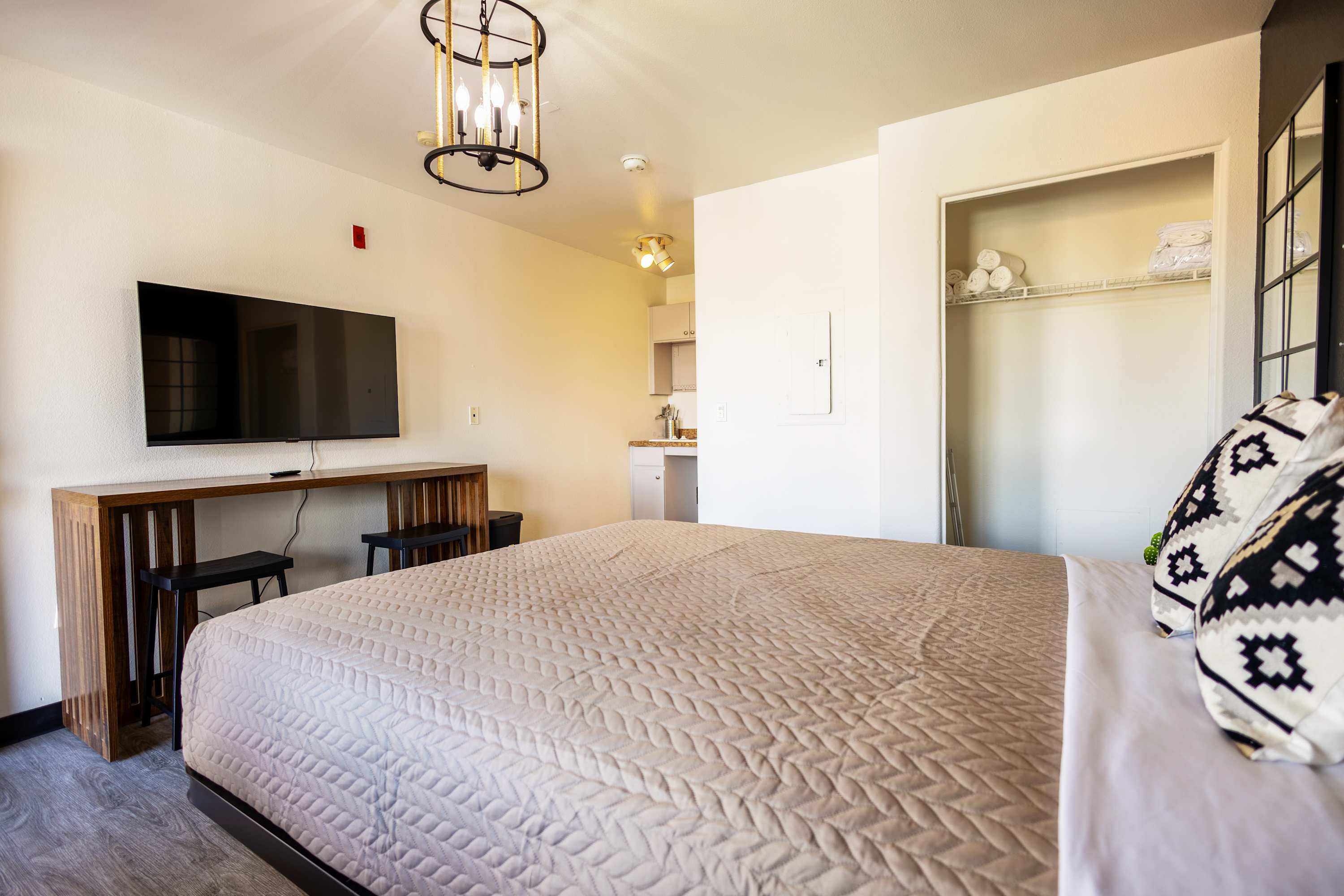 Cozy studio with modern amenities, featuring a comfy bed, kitchenette, and entertainment area perfect for a relaxing stay.