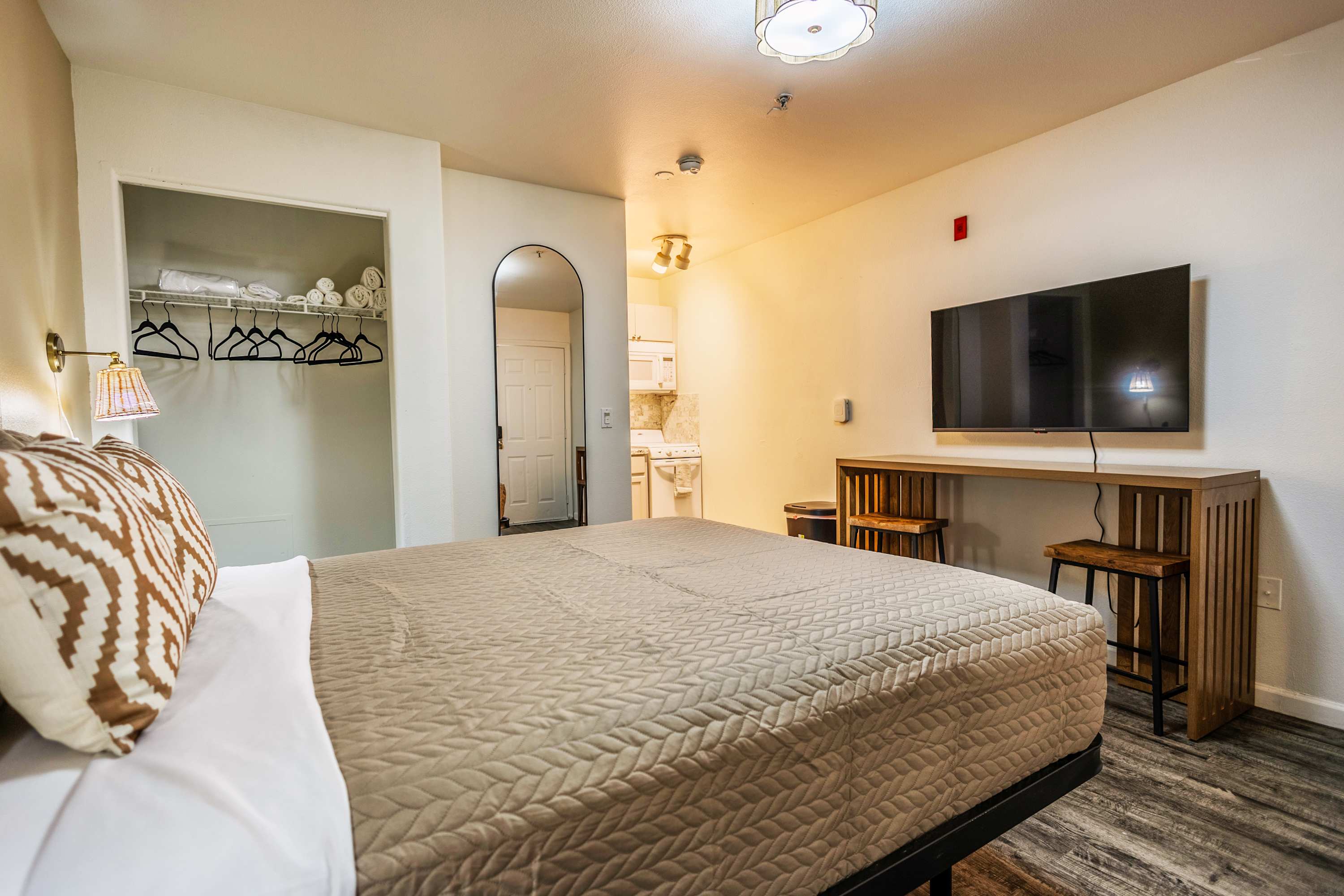 Cozy studio apartment with a comfy bed, kitchenette, and entertainment area. Perfect for a relaxing stay.