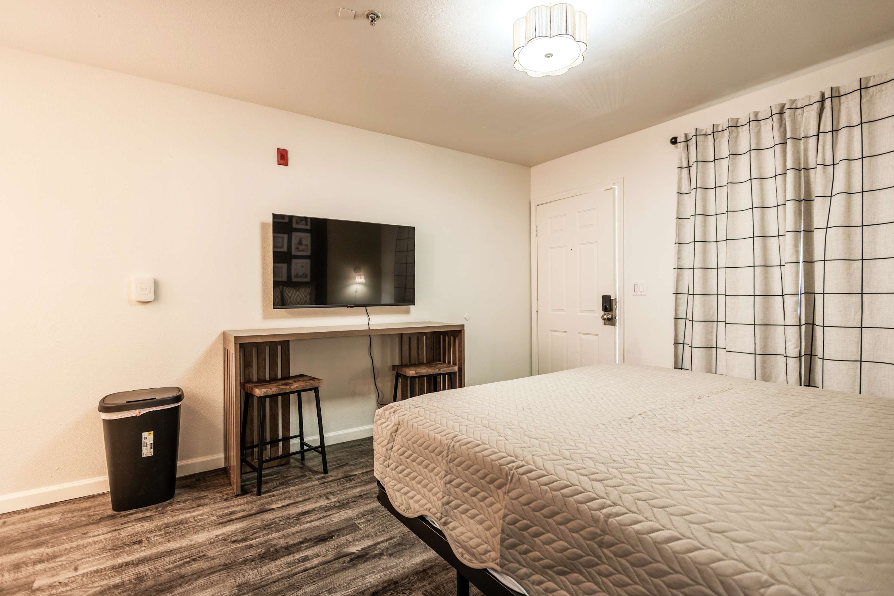 Cozy studio with modern amenities and a comfortable seating area, perfect for a relaxing stay.