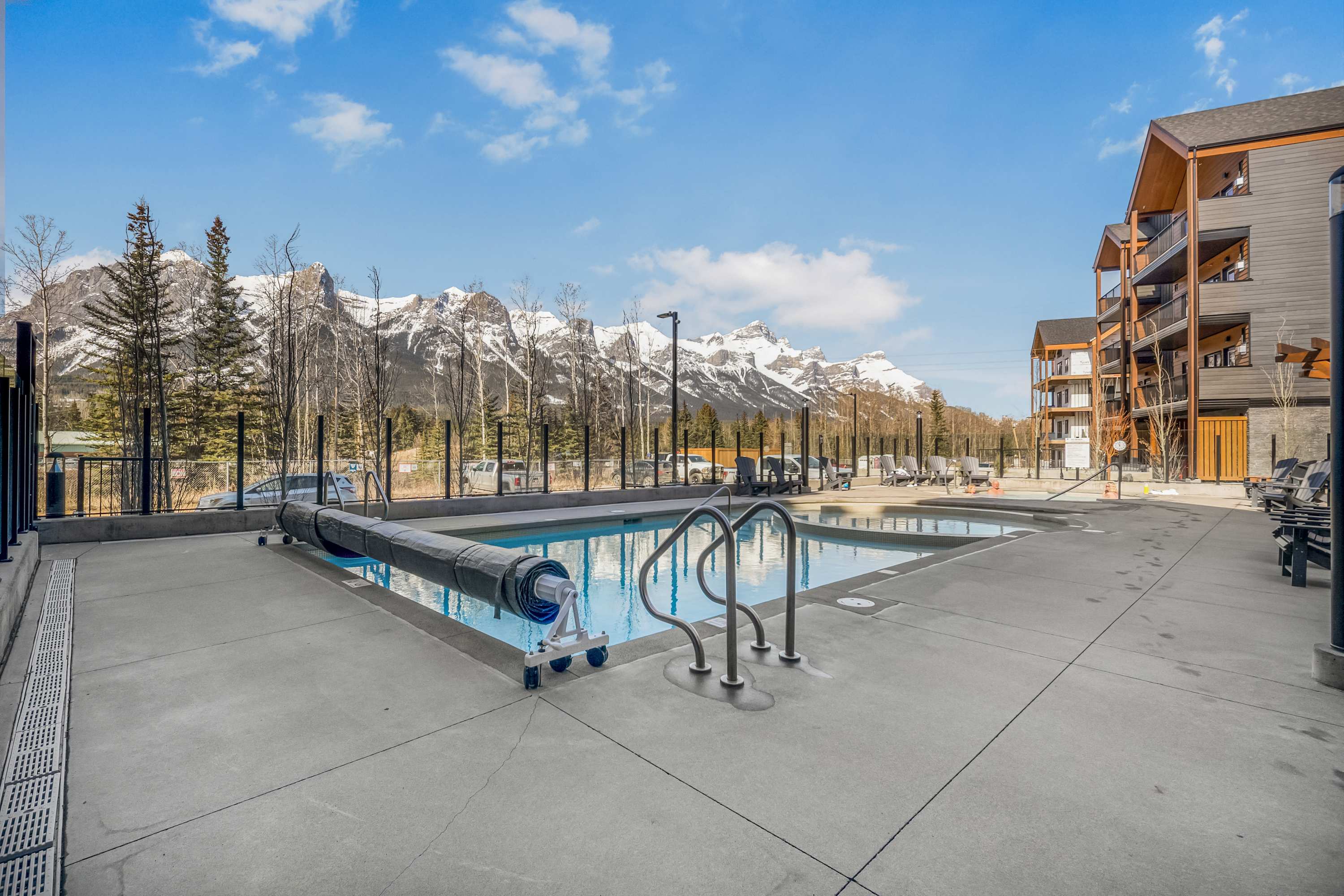 NEW 3 King Beds  Private Baths Top Floor Views Near Banff