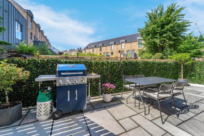 Private Patio & BBQ Walk to Tram Heart of Edinburgh City Centre in McDonald Road 142 EH7 4NL - Property image 2 - VivreStays