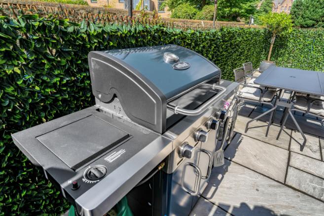 Private Patio & BBQ Walk to Tram Heart of Edinburgh City Centre in McDonald Road 142 EH7 4NL - Property image 10 - VivreStays