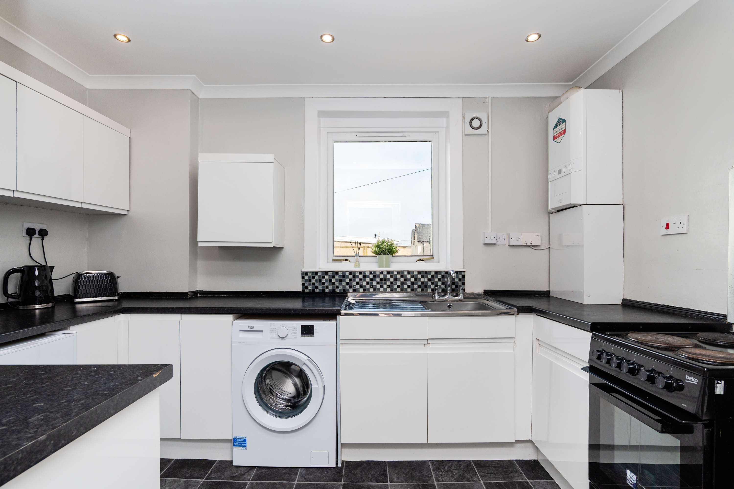 3BR Free Parking Near Hopetoun & Edinburgh Airport in Commissioner Street EH51 9AF - Property image 2 - VivreStays