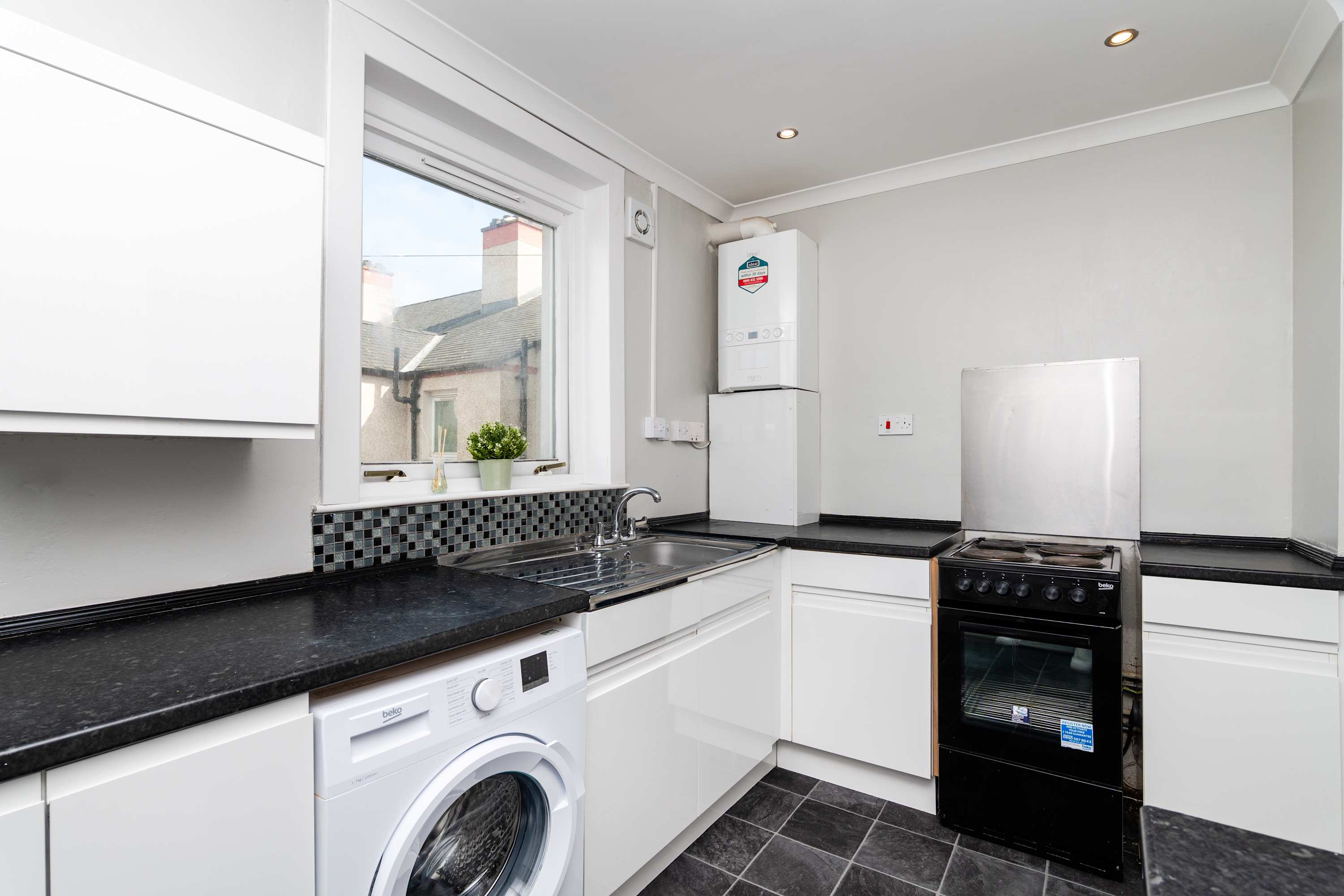 3BR Free Parking Near Hopetoun & Edinburgh Airport in Commissioner Street EH51 9AF - Property image 9 - VivreStays