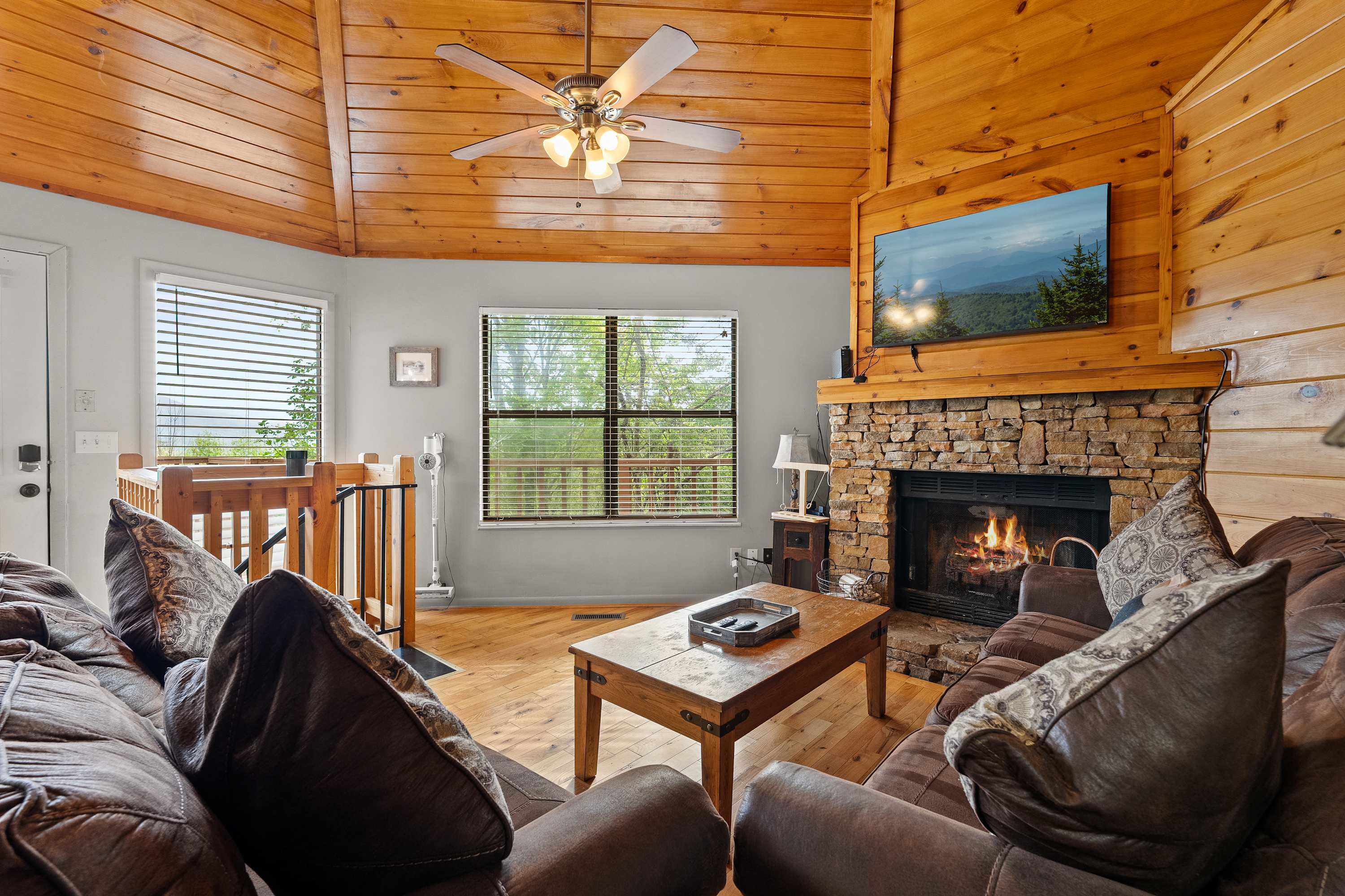 Mountain Cabin with Hot Tub, Game Room & BBQ Grill