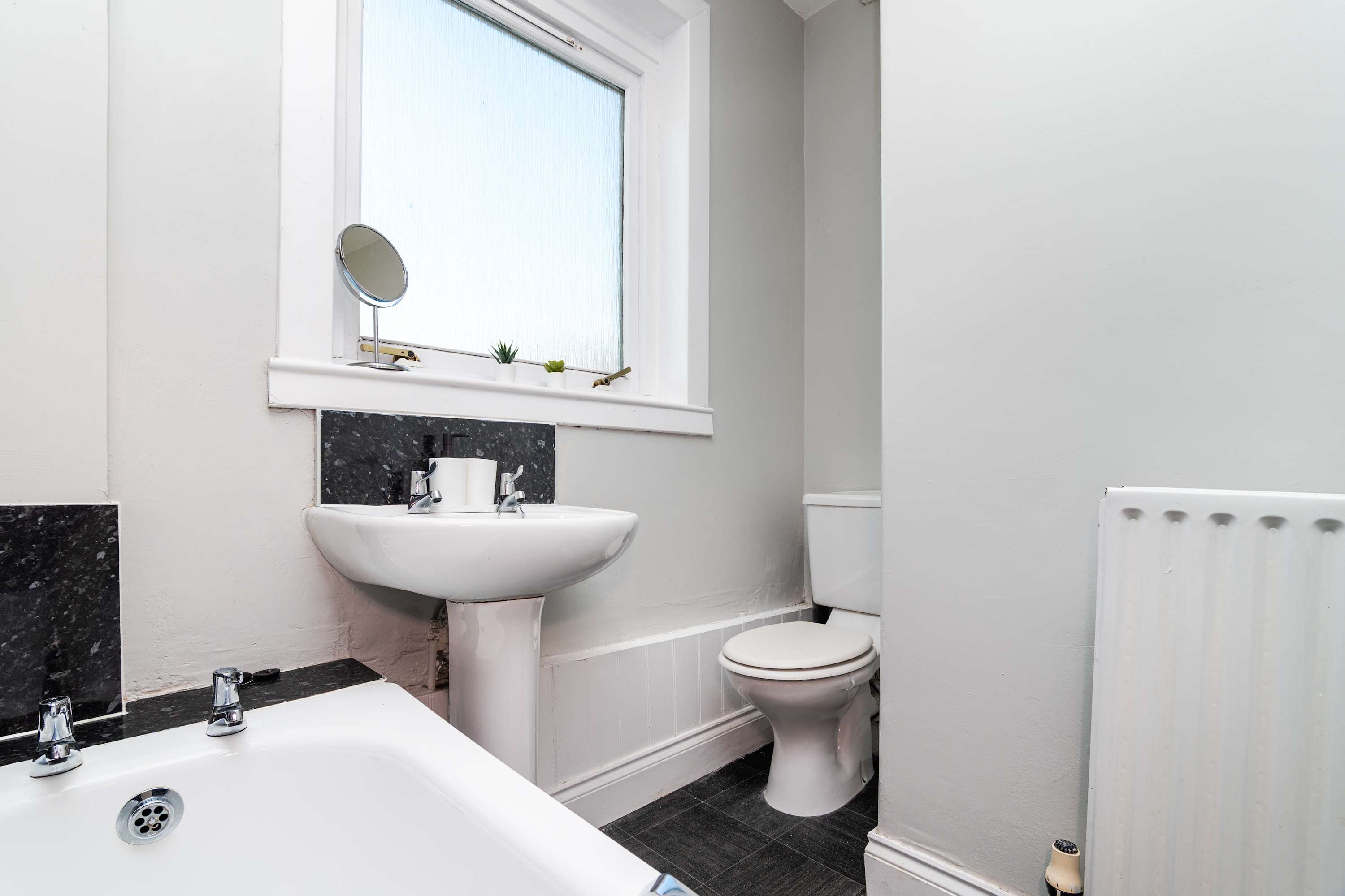 3BR Free Parking Near Hopetoun & Edinburgh Airport in Commissioner Street EH51 9AF - Property image 7 - VivreStays