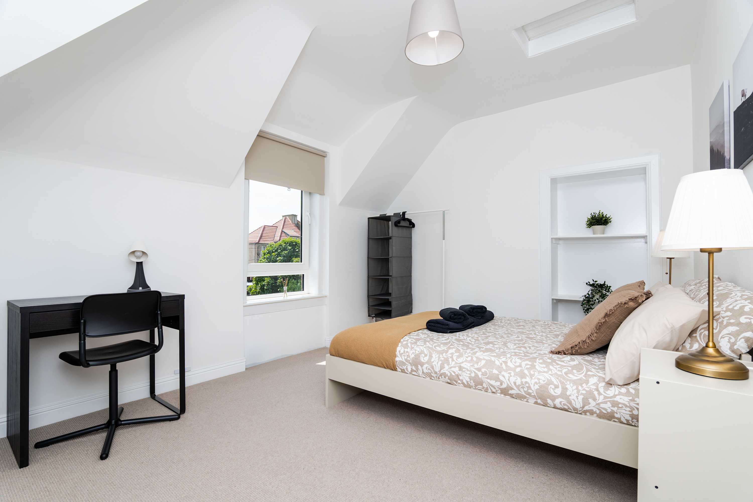 Spacious 2BR- Parking- Nr Fife Coast & Leven Beach in Chemiss Road 0 - Property image 8 - VivreStays