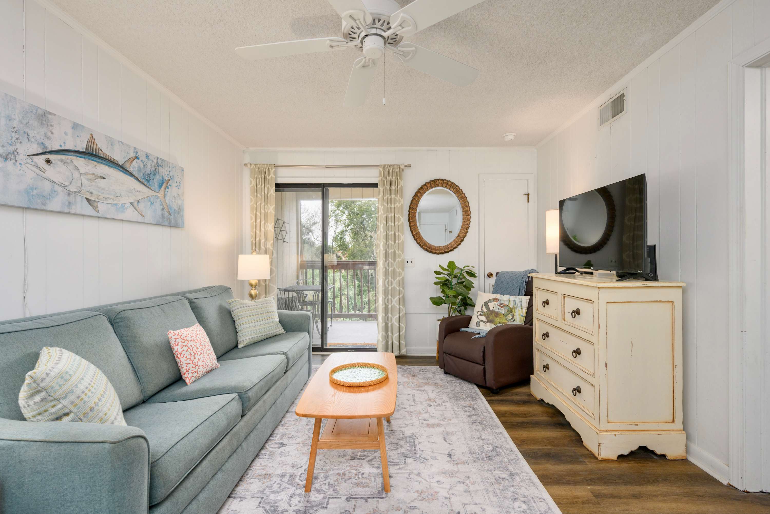 Coastal 2BR 2 Bathroom with pool, balcony - next to Coligny Plaza & beach