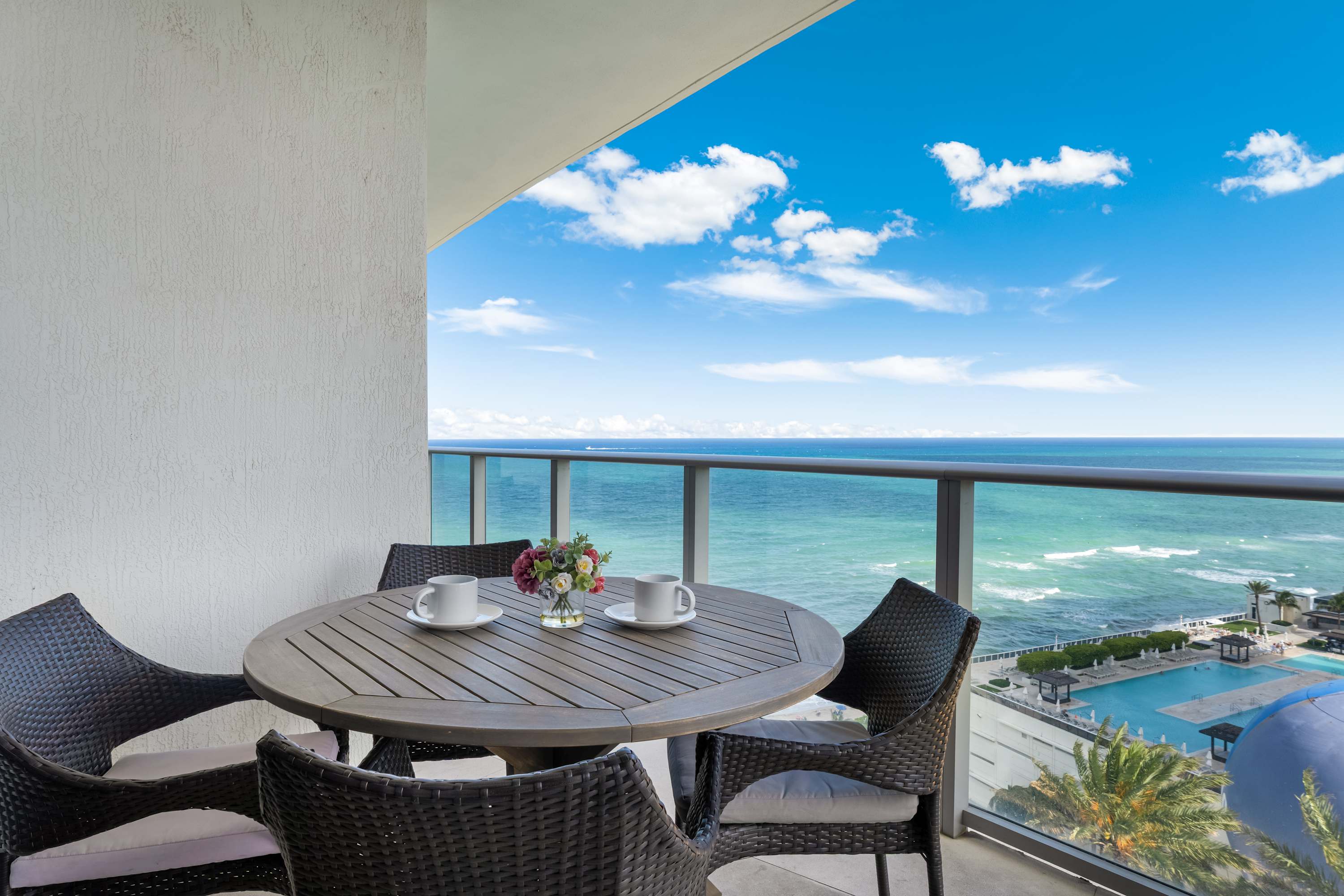 Luxe Stay- Pool, Gym, Oceanfront in Hollywood