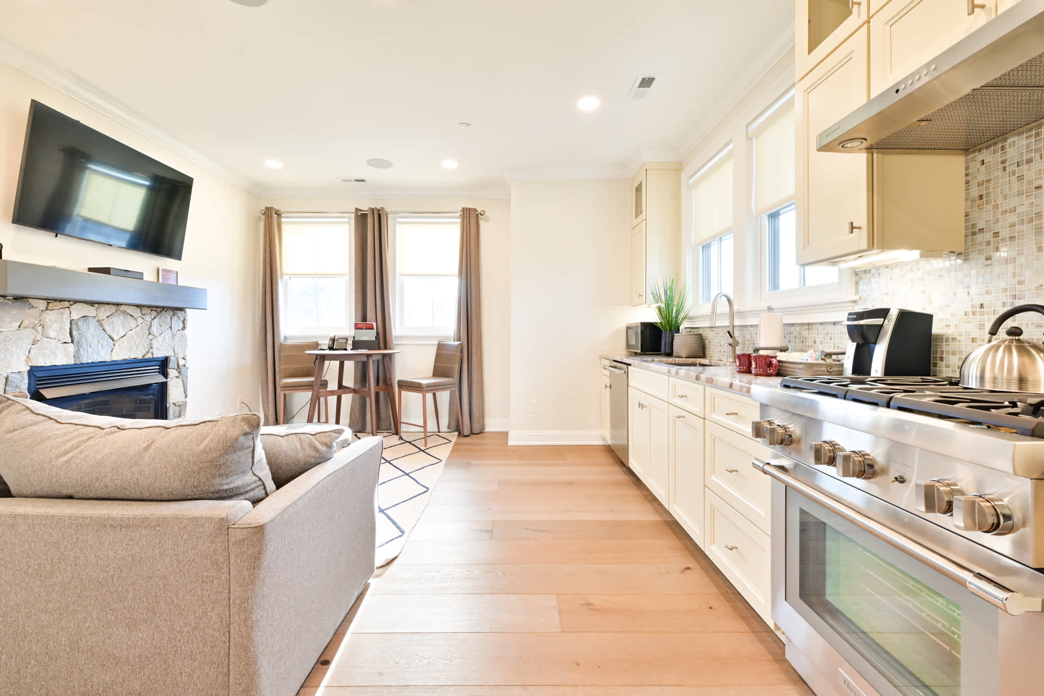 Hilltop Standard Queen Suite