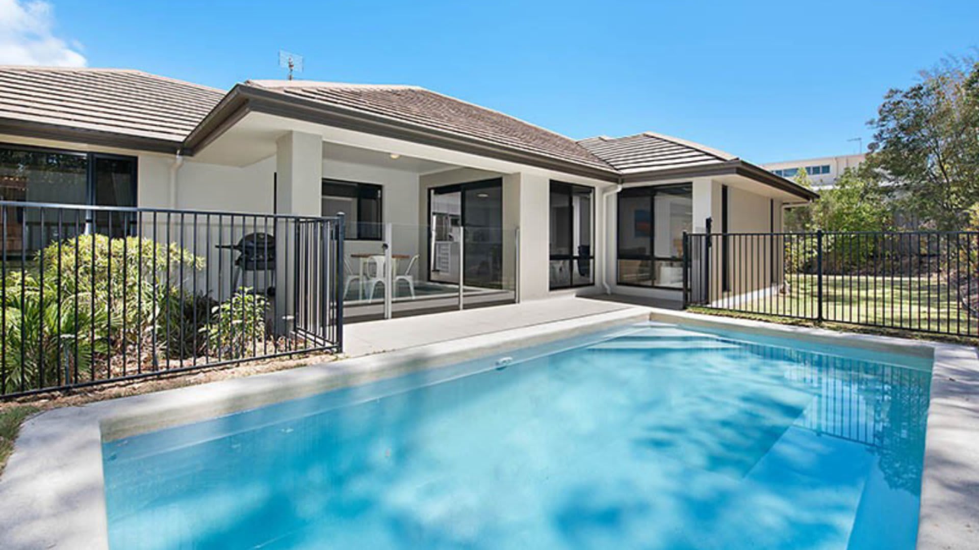 Hideaway 4BRM Home With Pool, Near Beach