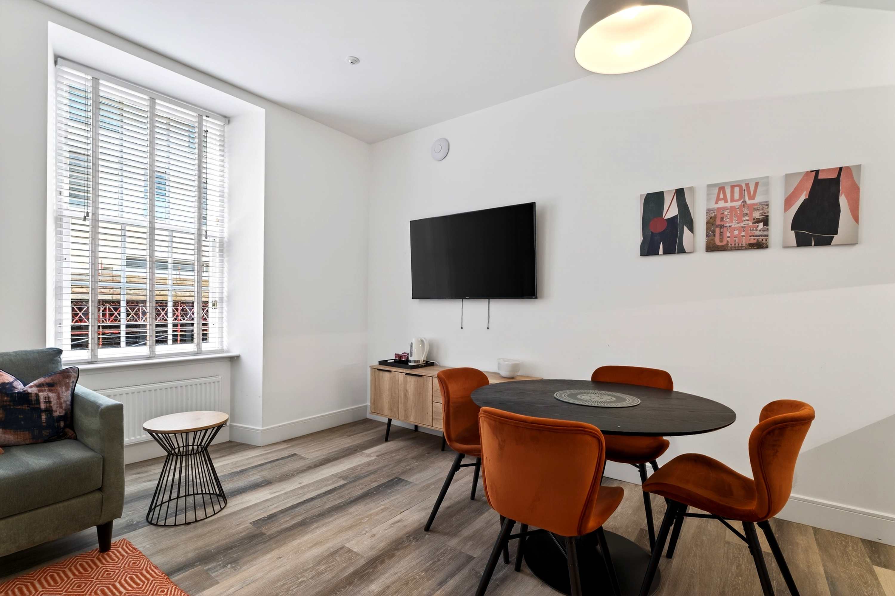 View 3 Bedroom City Centre Retreat in 20 Bath Street G2 1HB 3 Bedroom City Centre Retreat in 20 Bath Street G2 1HB - Property image 3 - VivreStays
