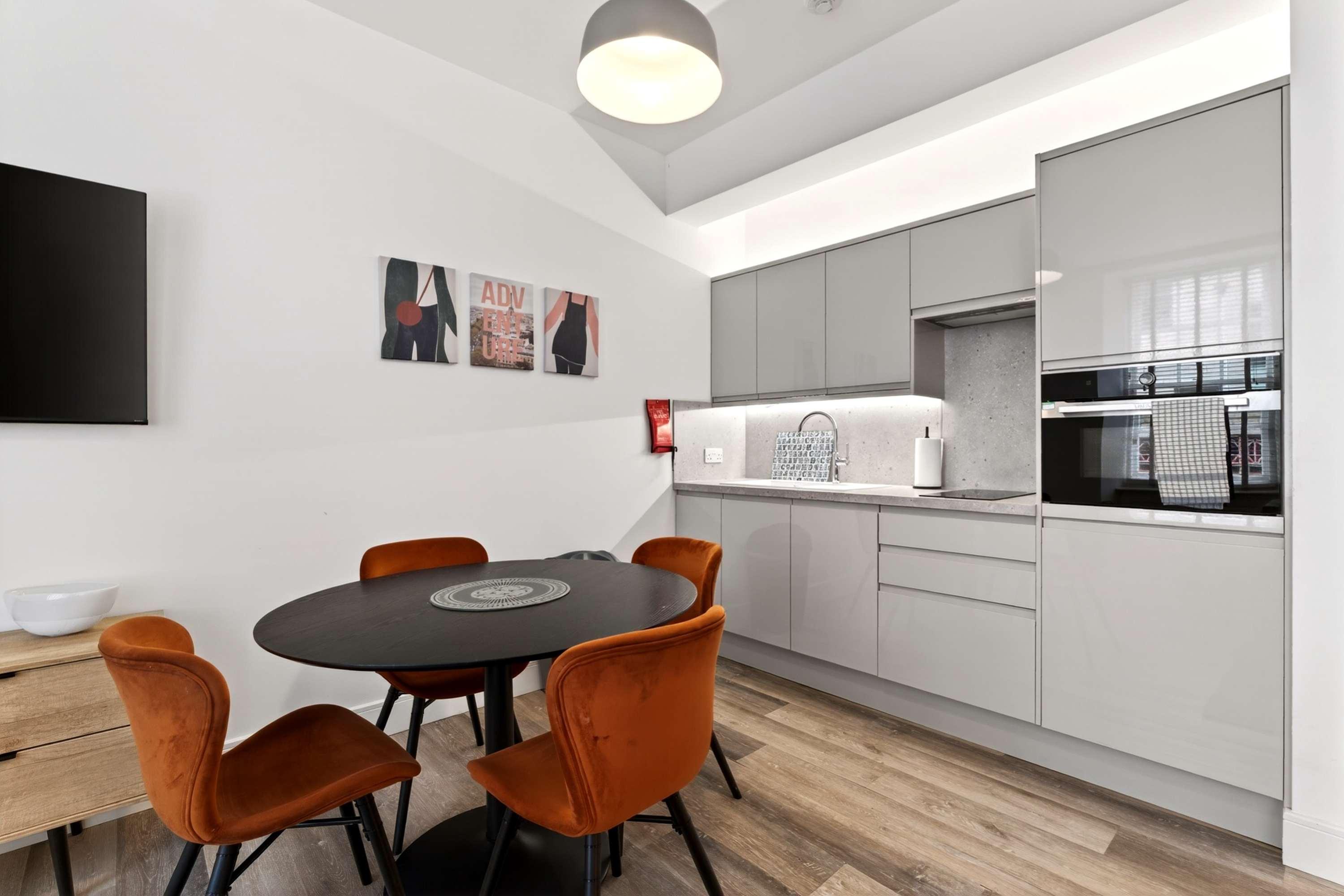 View 3 Bedroom City Centre Retreat in 20 Bath Street G2 1HB 3 Bedroom City Centre Retreat in 20 Bath Street G2 1HB - Property image 4 - VivreStays