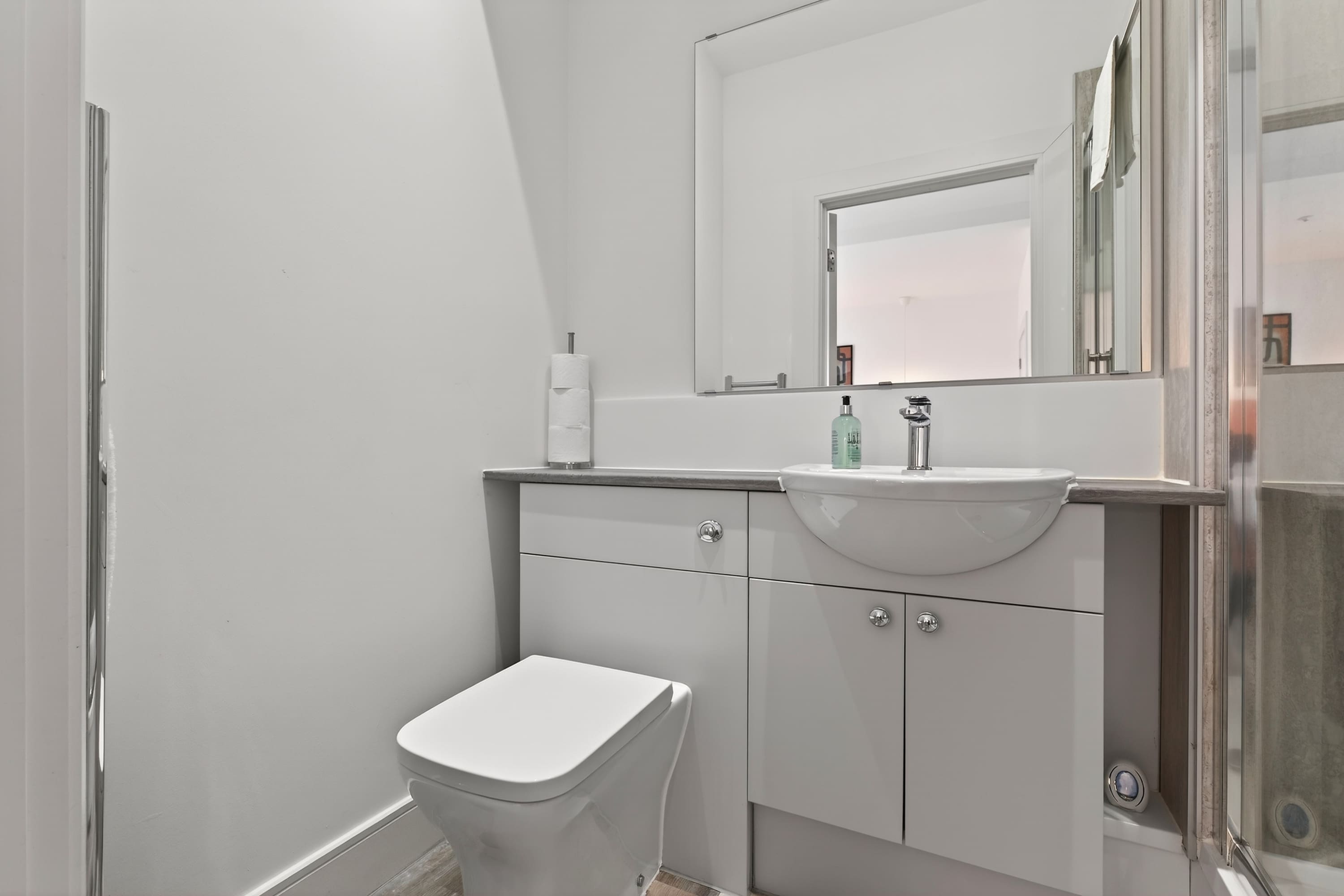 View 3 Bedroom City Centre Retreat in 20 Bath Street G2 1HB 3 Bedroom City Centre Retreat in 20 Bath Street G2 1HB - Property image 12 - VivreStays