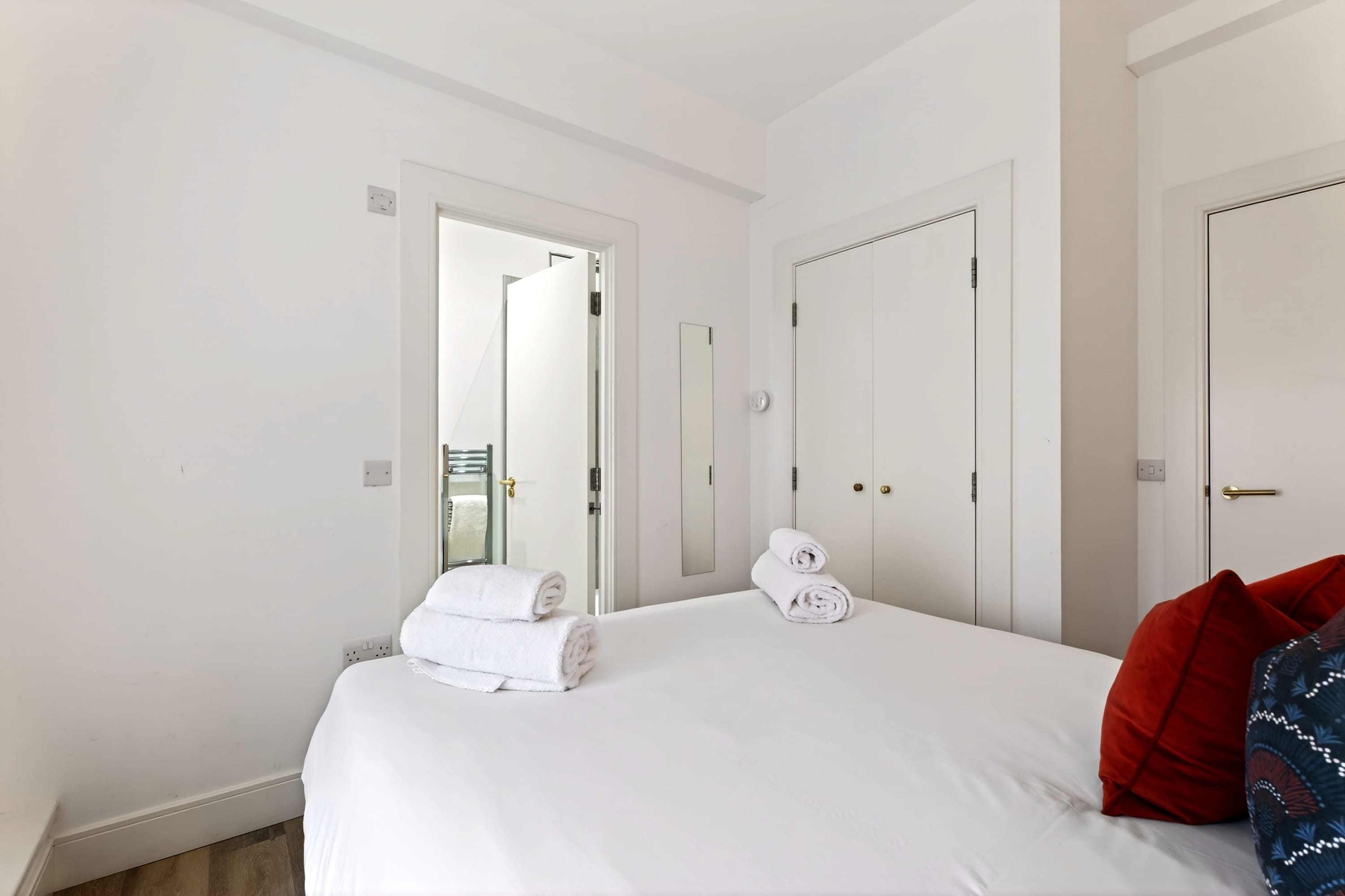 View 3 Bedroom City Centre Retreat in 20 Bath Street G2 1HB 3 Bedroom City Centre Retreat in 20 Bath Street G2 1HB - Property image 16 - VivreStays