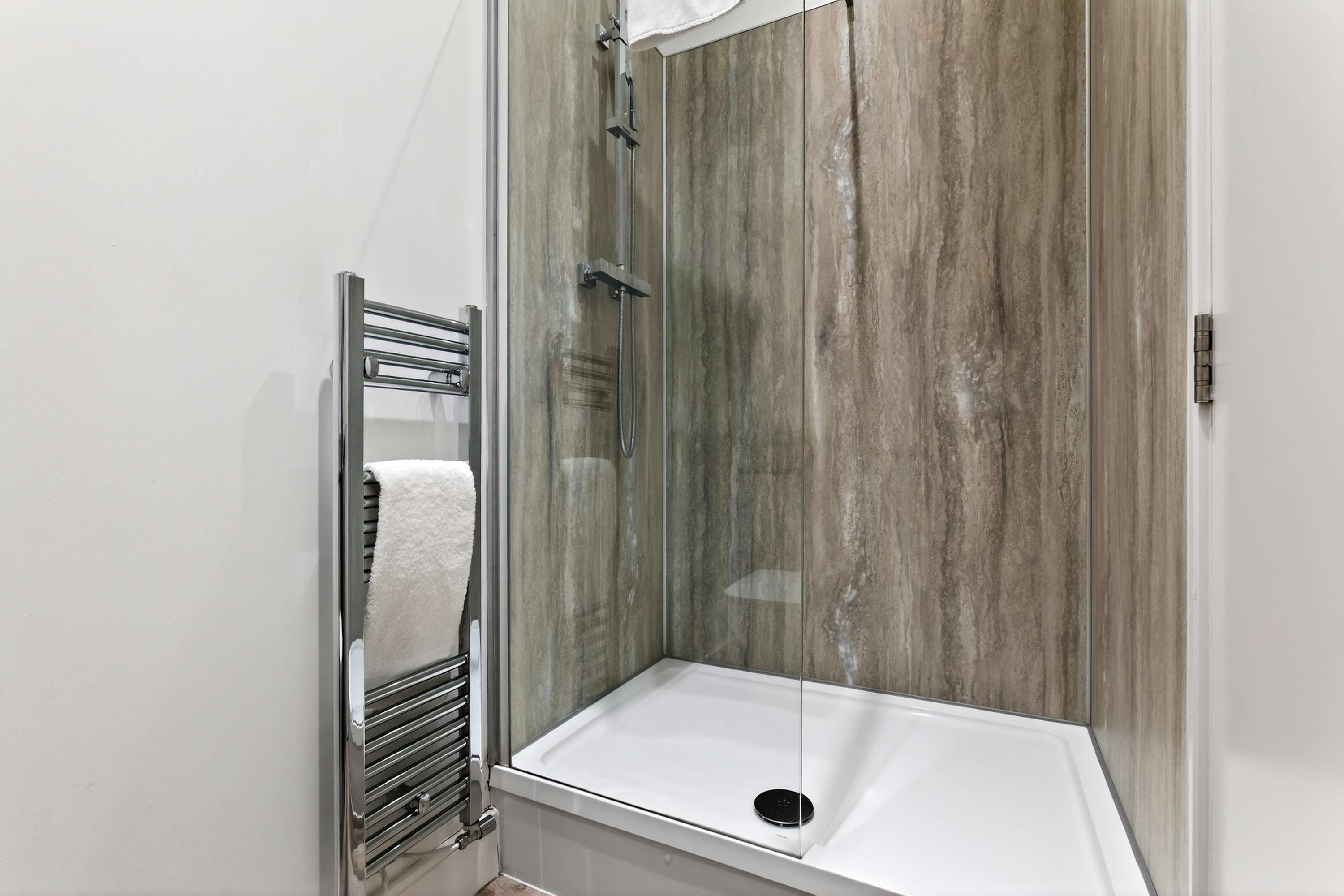 View 3 Bedroom City Centre Retreat in 20 Bath Street G2 1HB 3 Bedroom City Centre Retreat in 20 Bath Street G2 1HB - Property image 18 - VivreStays