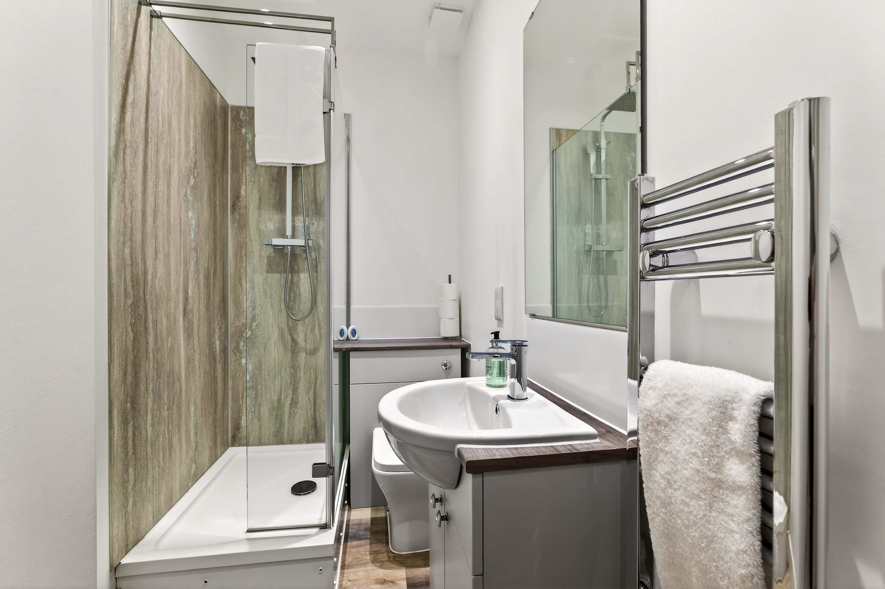 View 3 Bedroom City Centre Retreat in 20 Bath Street G2 1HB 3 Bedroom City Centre Retreat in 20 Bath Street G2 1HB - Property image 20 - VivreStays