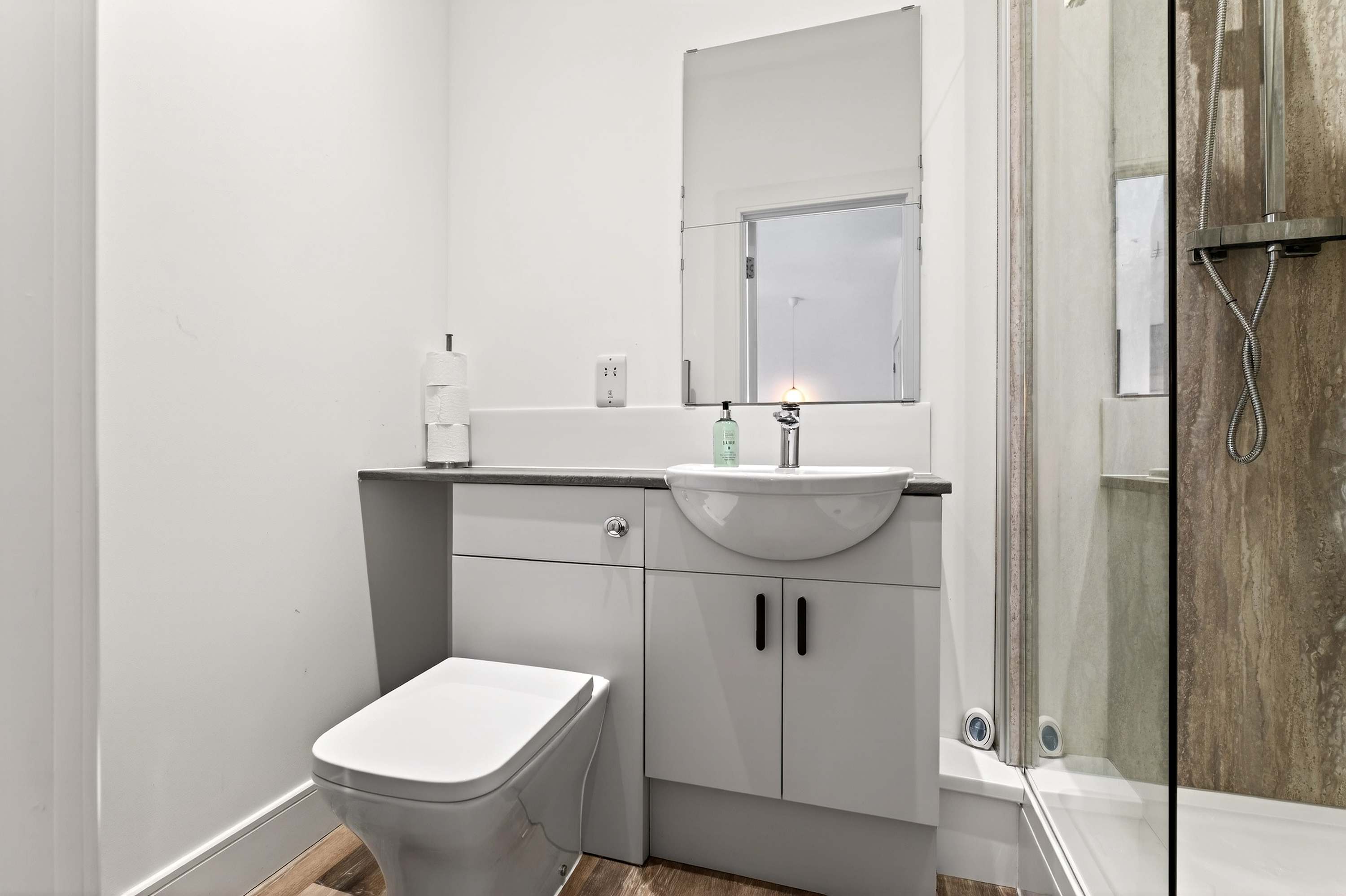 View Stylish Apartment in Perfect City Location in Bath Street 20 G2 1HB Stylish Apartment in Perfect City Location in Bath Street 20 G2 1HB - Property image 11 - VivreStays