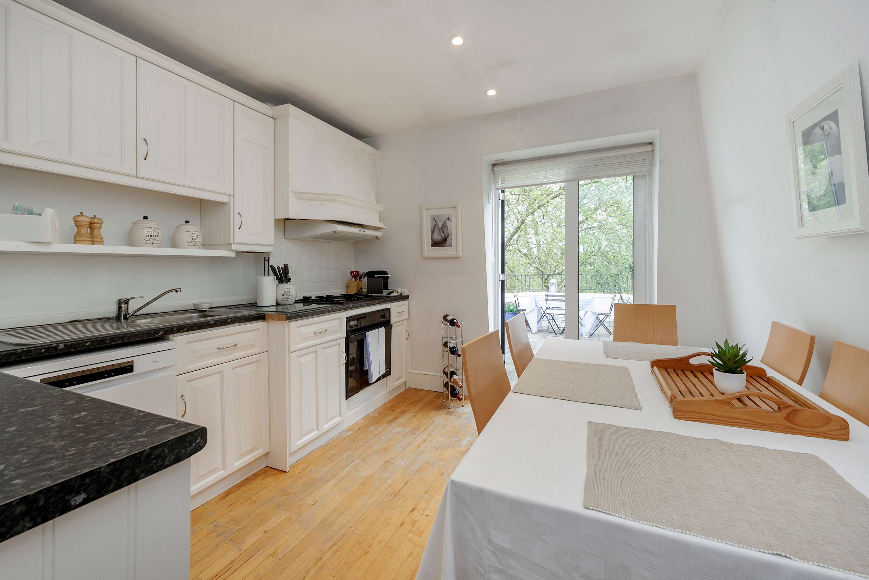 Modern 2 bed Roof Terrace Flat - Earls Court in Bramham Gardens 7 SW5 0JJ - Property image 5 - VivreStays