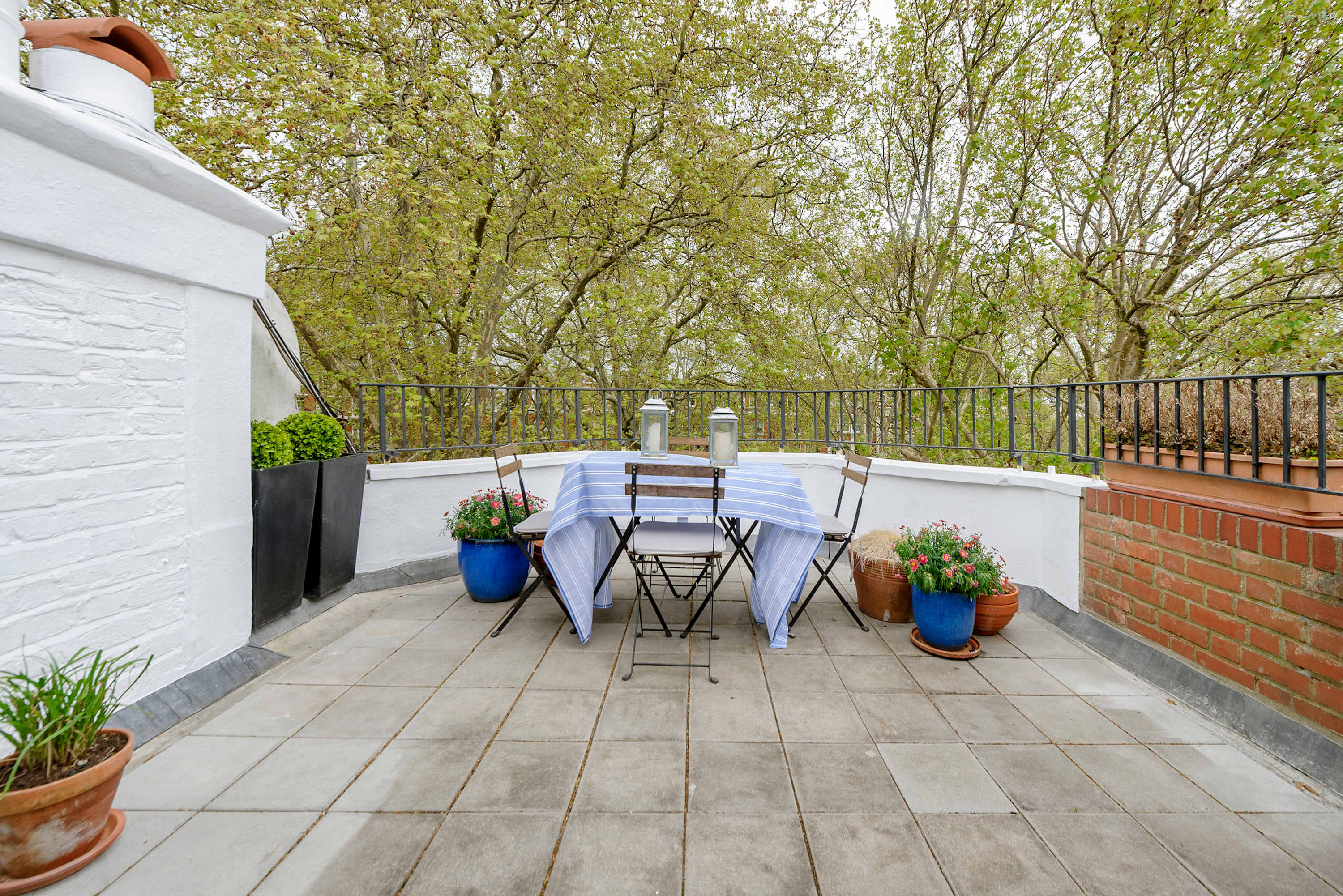 Modern 2 bed Roof Terrace Flat - Earls Court in Bramham Gardens 7 SW5 0JJ - Property image 4 - VivreStays