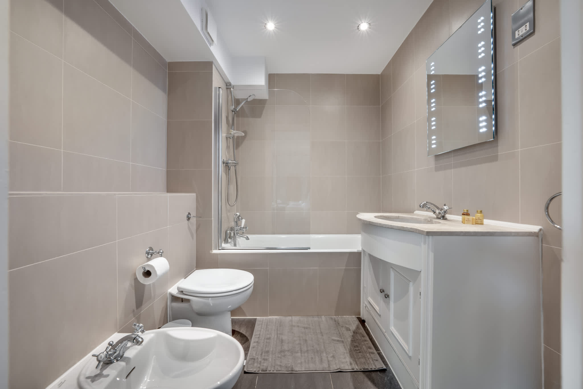 Spacious Knightsbridge Apartment with Balcony in Beaufort Gardens SW3 - Property image 12 - VivreStays