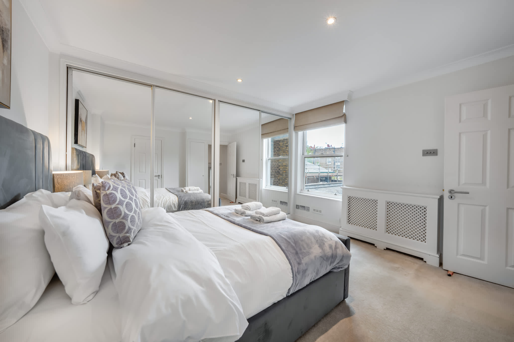 Spacious Knightsbridge Apartment with Balcony in Beaufort Gardens SW3 - Property image 4 - VivreStays