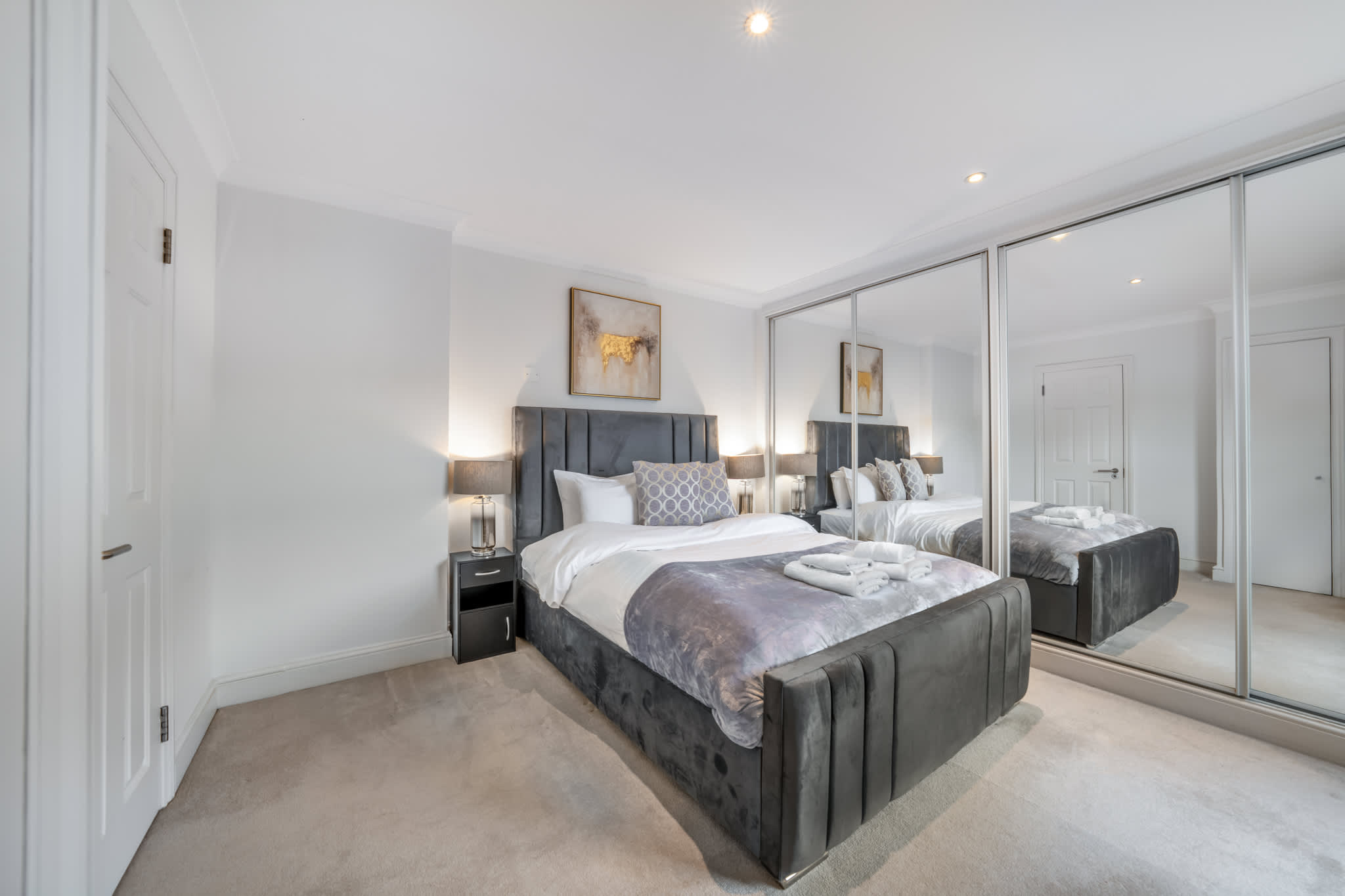 Spacious Knightsbridge Apartment with Balcony in Beaufort Gardens SW3 - Property image 3 - VivreStays