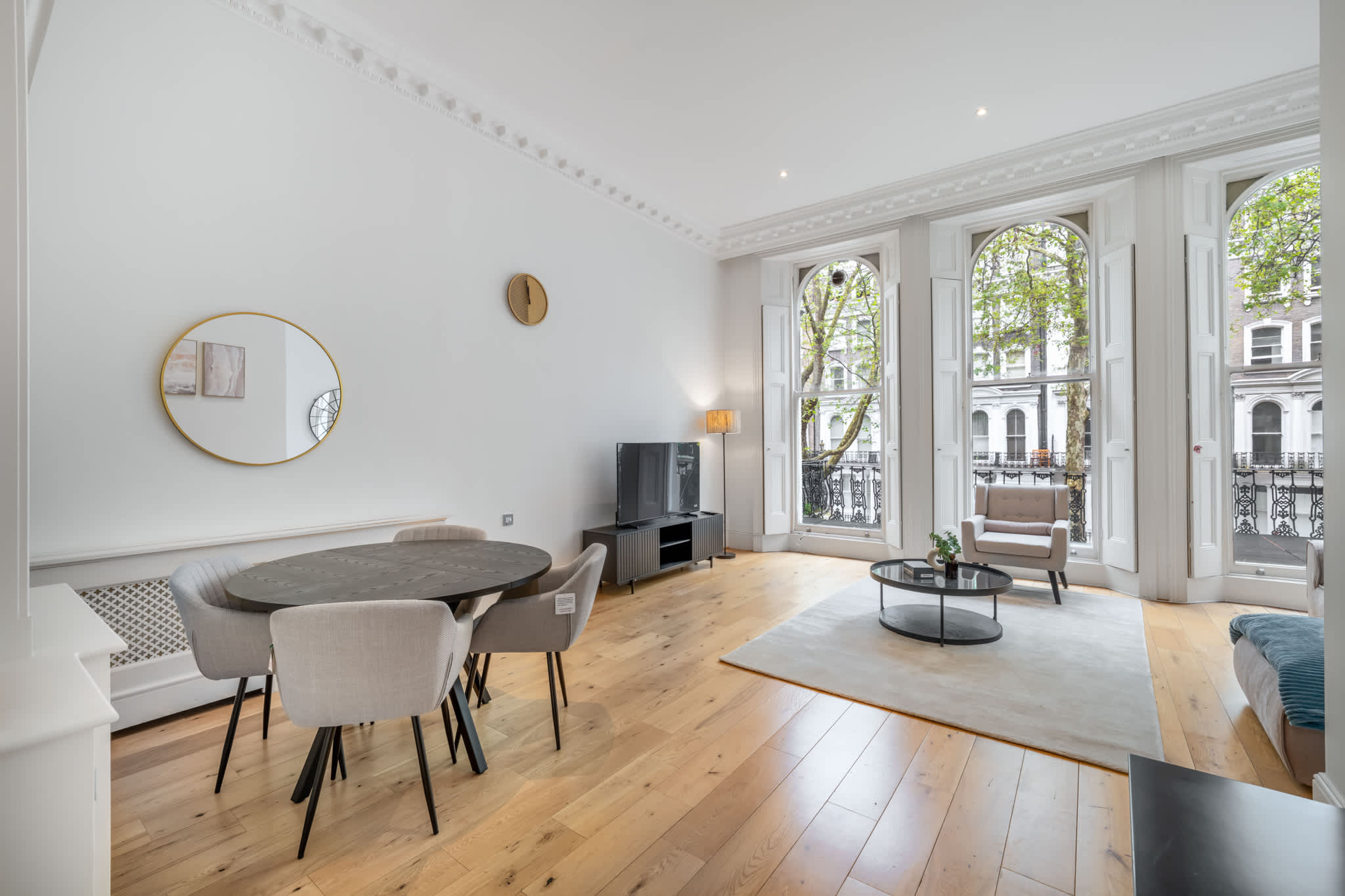 Spacious Knightsbridge Apartment with Balcony serviced apartment - UK - VivreStays