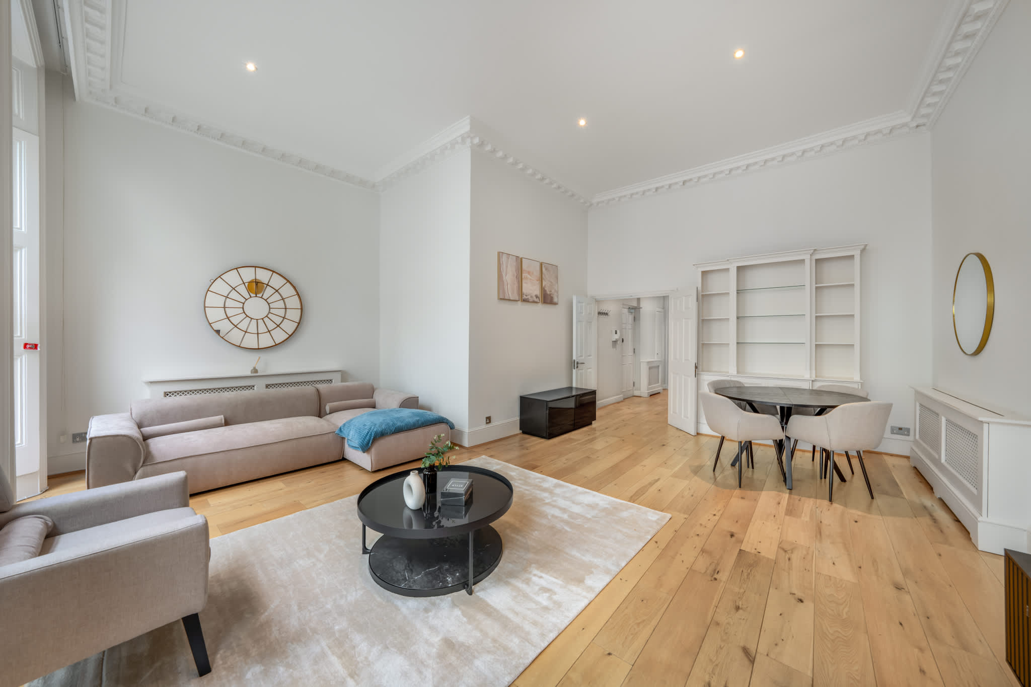 Spacious Knightsbridge Apartment with Balcony in Beaufort Gardens SW3 - Property image 2 - VivreStays