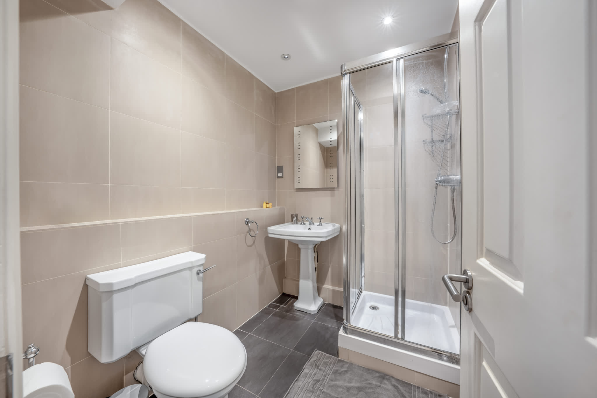 Spacious Knightsbridge Apartment with Balcony in Beaufort Gardens SW3 - Property image 13 - VivreStays