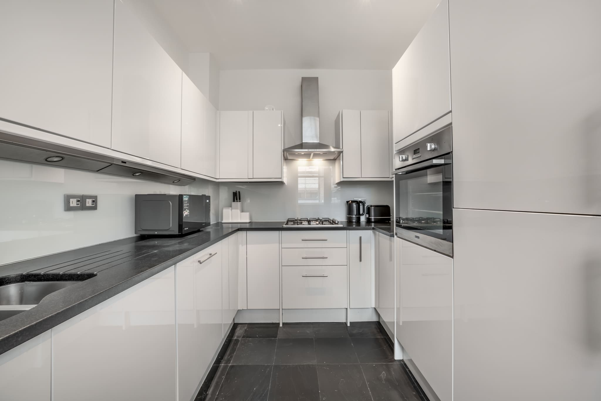 Spacious Knightsbridge Apartment with Balcony in Beaufort Gardens SW3 - Property image 11 - VivreStays