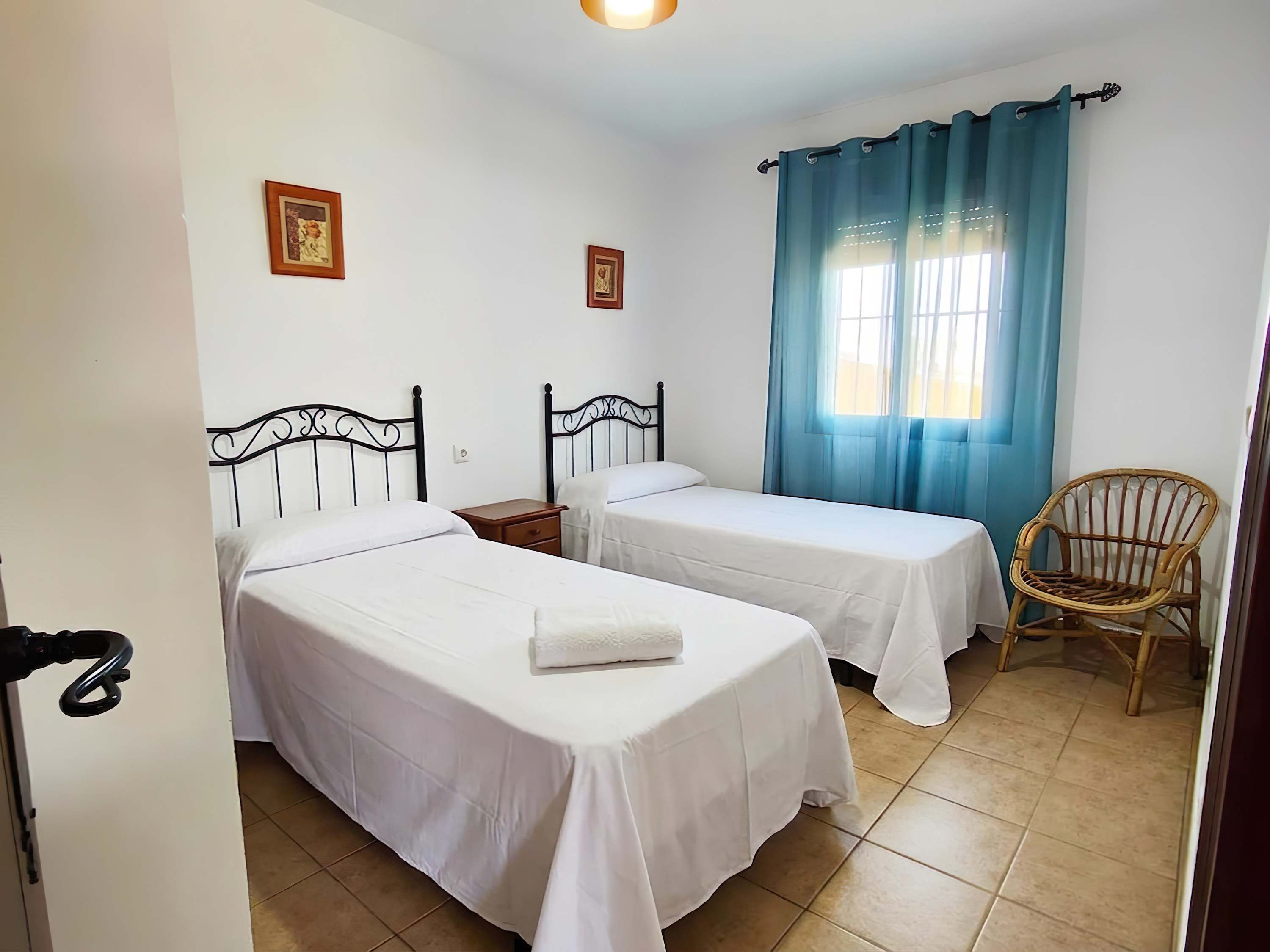 Chalet con piscina y jardín privado, ideal para familias y vacaciones en Conil - image 8