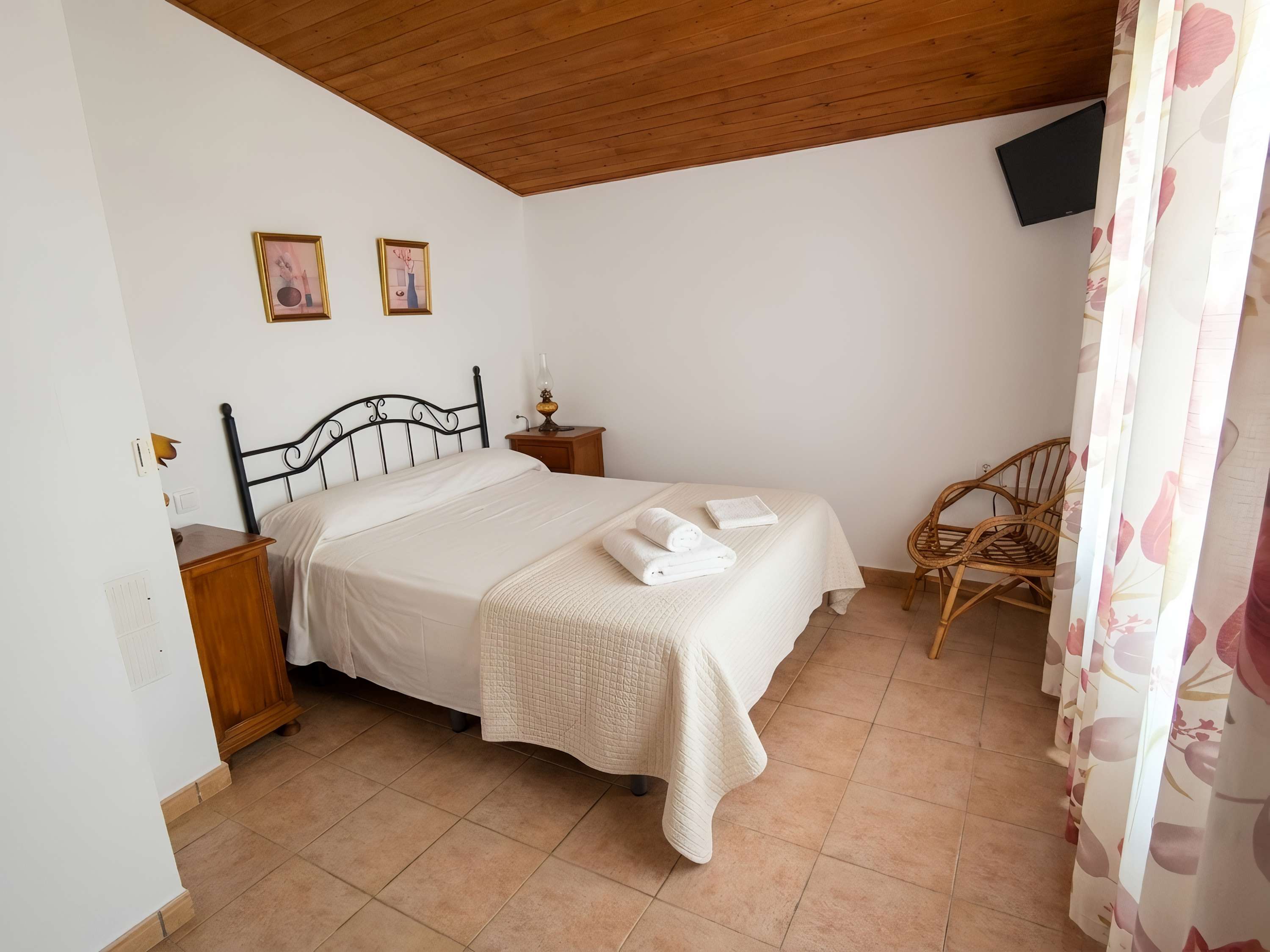 Chalet con piscina y jardín privado, ideal para familias y vacaciones en Conil - image 10