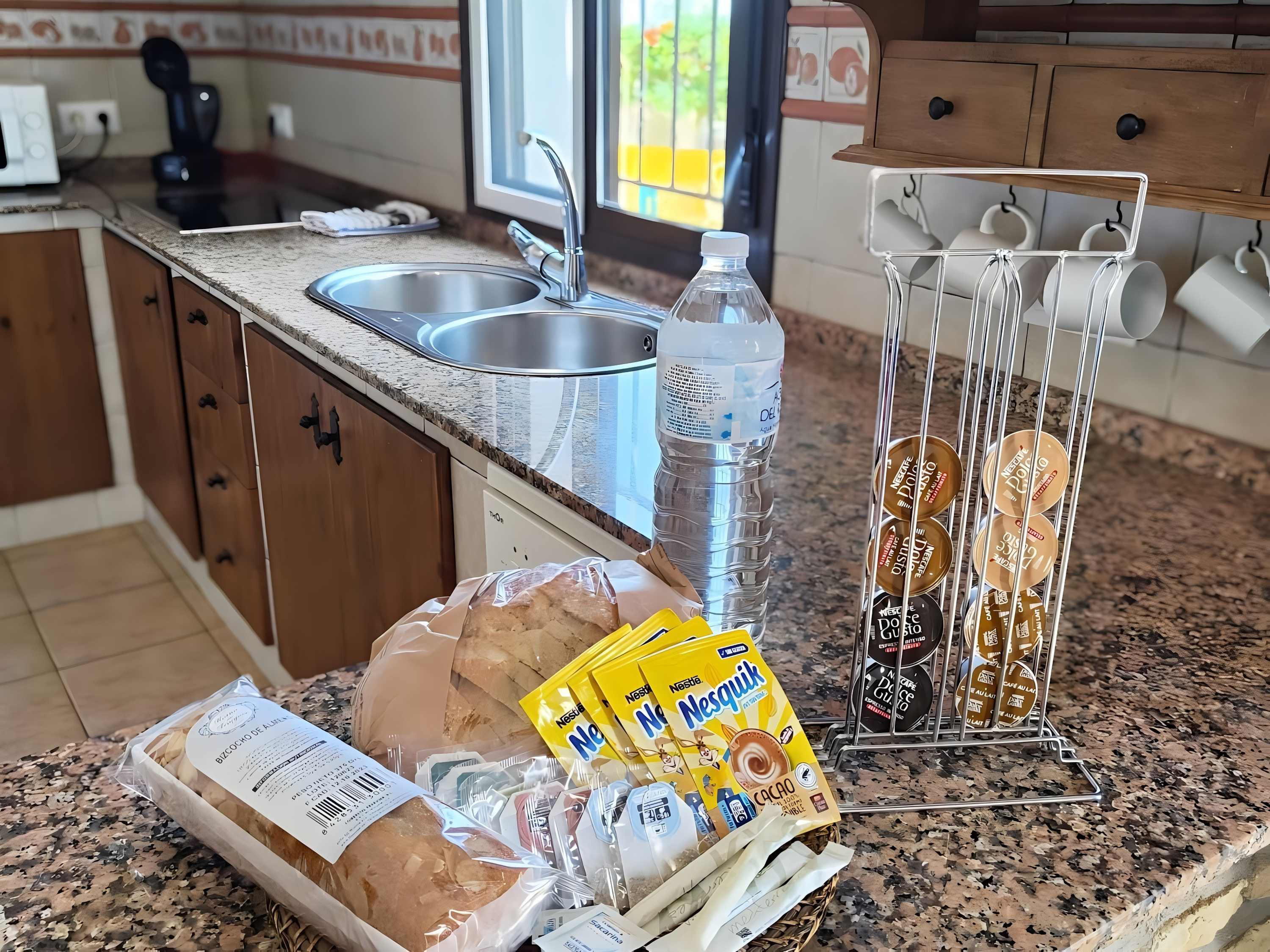 Chalet con piscina y jardín privado, ideal para familias y vacaciones en Conil - image 5