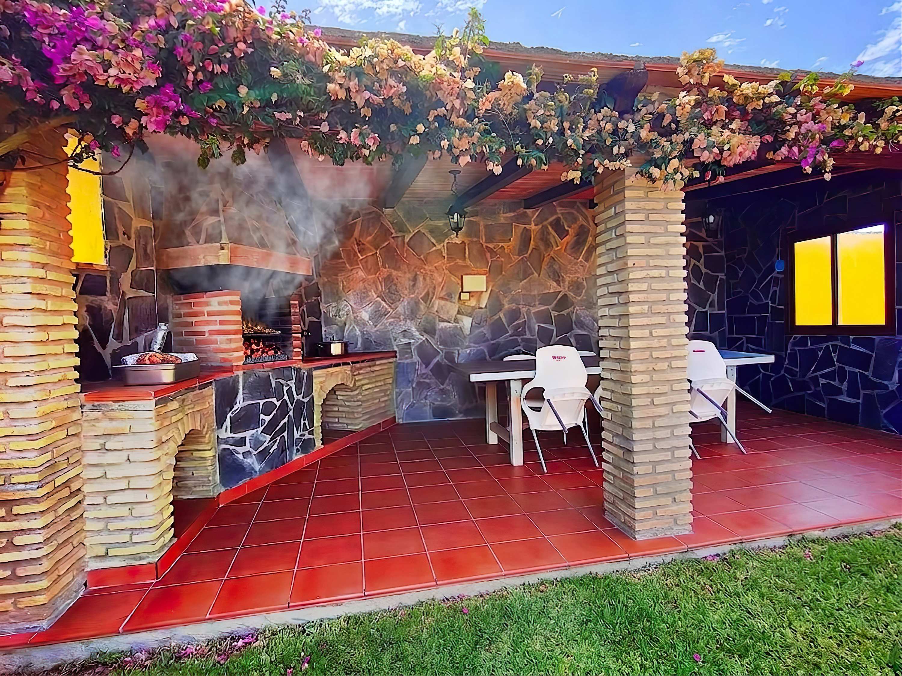 Chalet con piscina y jardín privado, ideal para familias y vacaciones en Conil - image 2