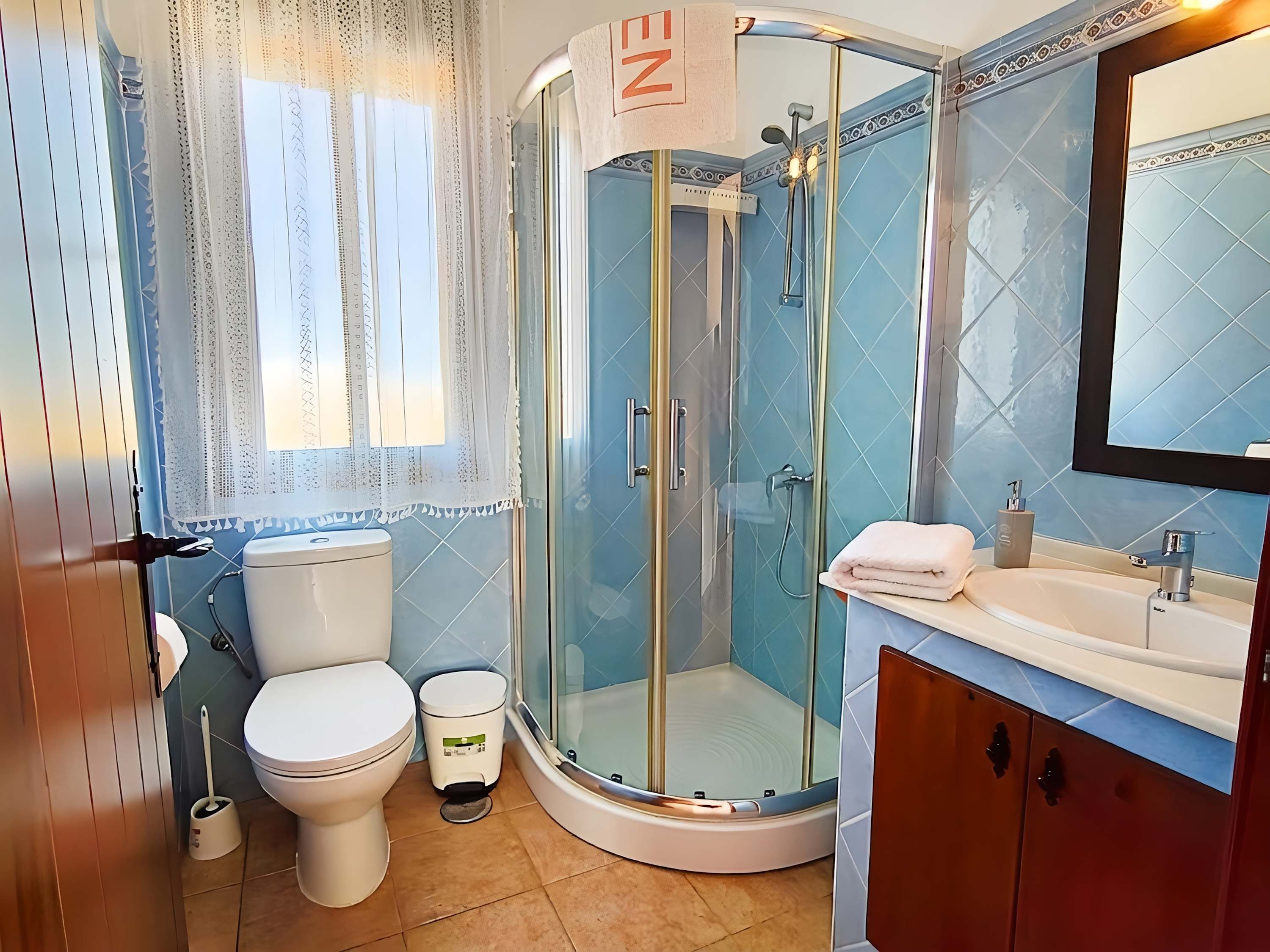 Chalet con piscina y jardín privado, ideal para familias y vacaciones en Conil - image 14