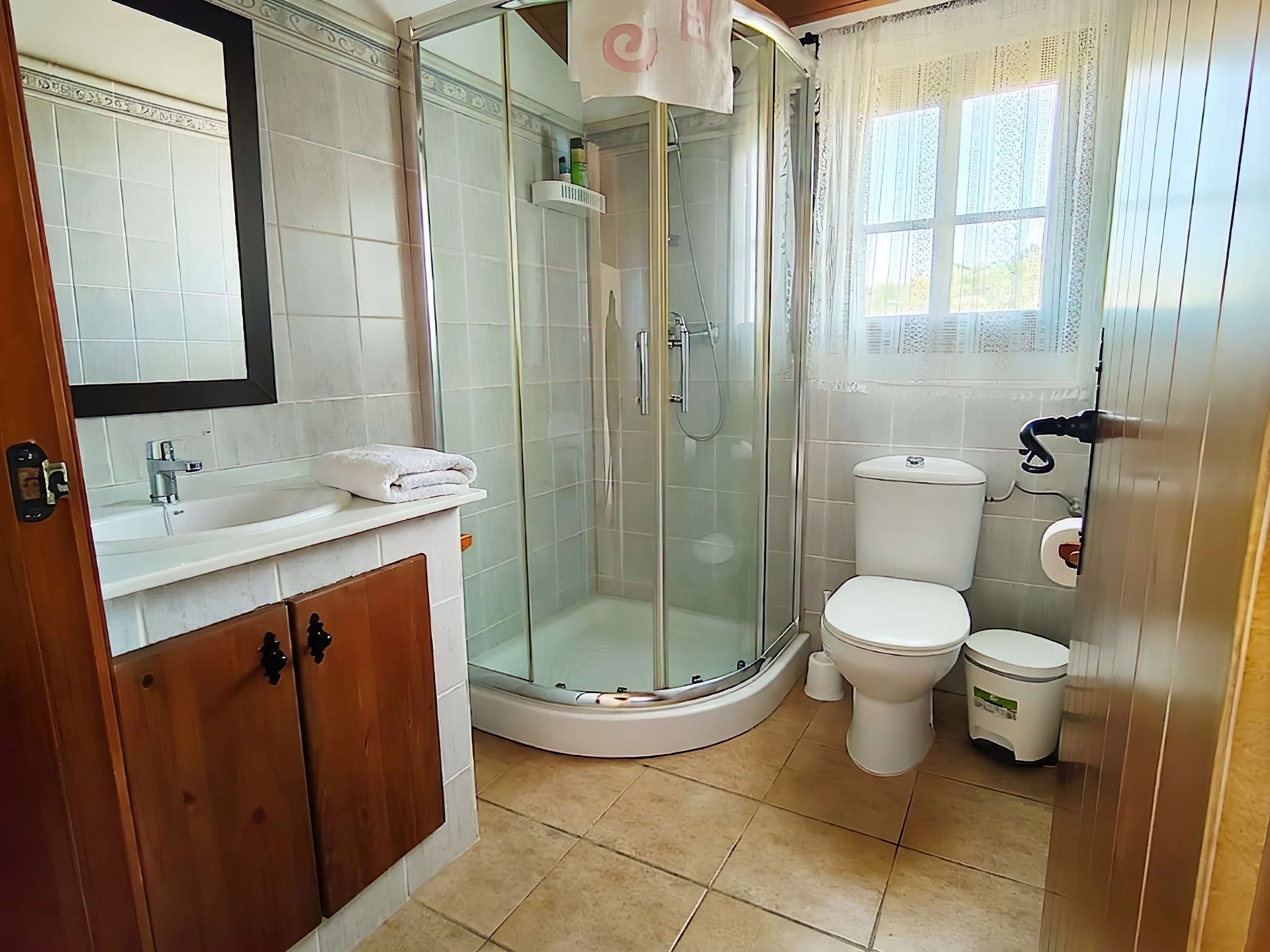 Chalet con piscina y jardín privado, ideal para familias y vacaciones en Conil - image 15