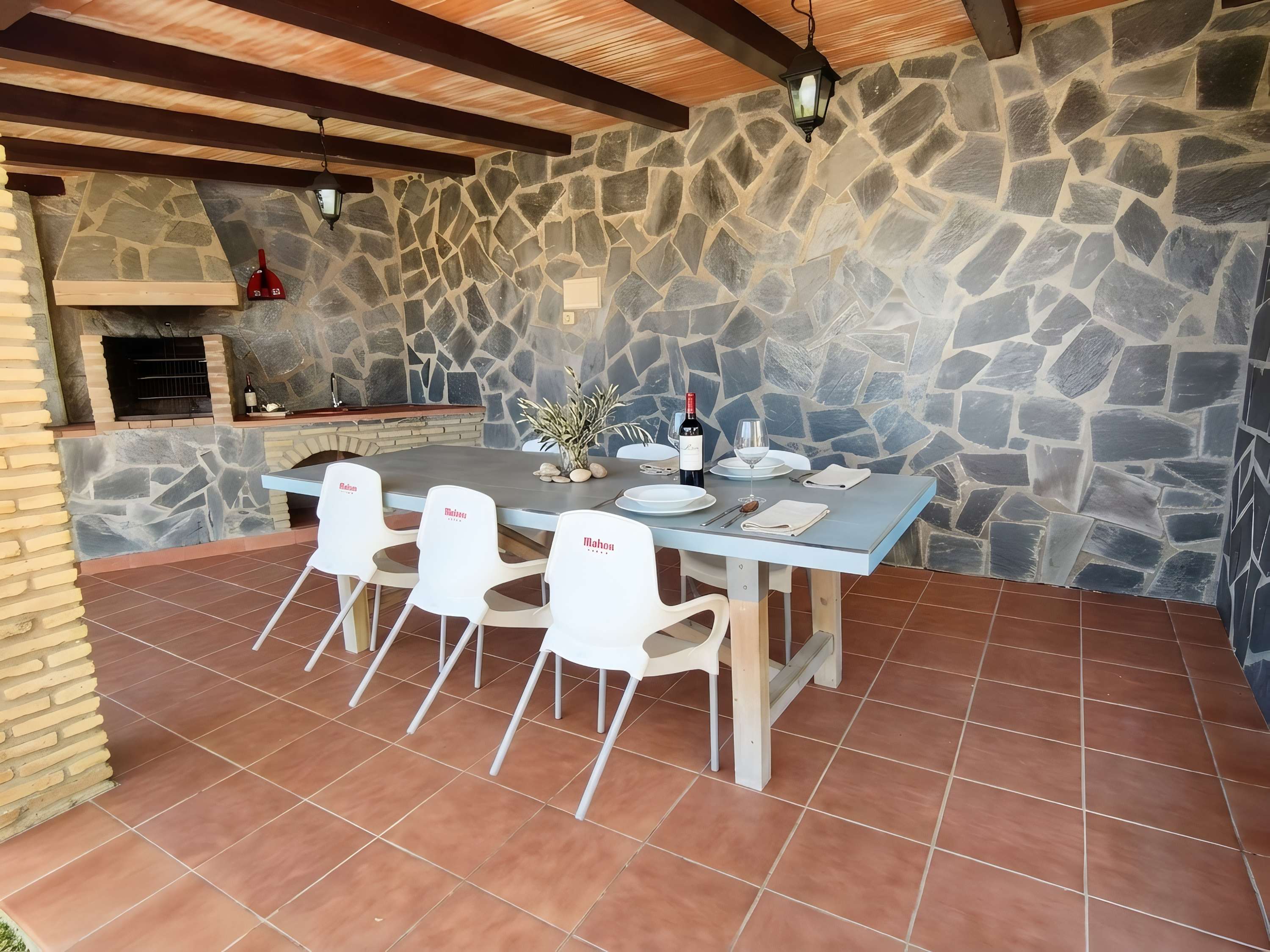 Chalet con piscina y jardín privado, ideal para familias y vacaciones en Conil - image 3