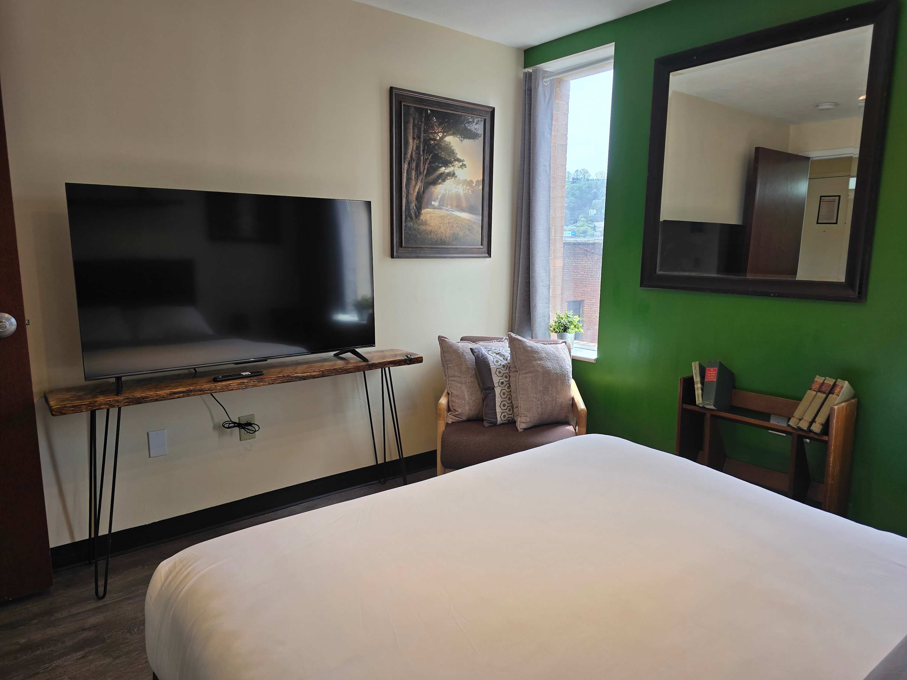 Downtown Apt | Queen Bed + 60” Smart TV