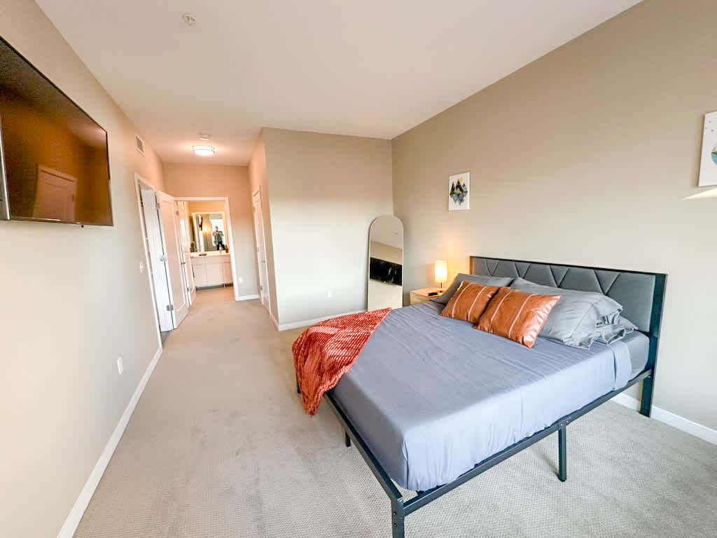 Stylish 2BR Condo near Downtown & U of M