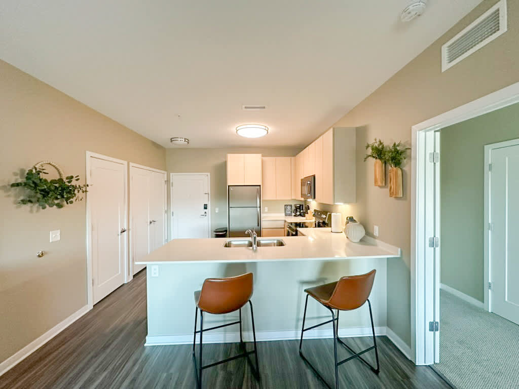 Stylish 2BR Condo near Downtown & U of M