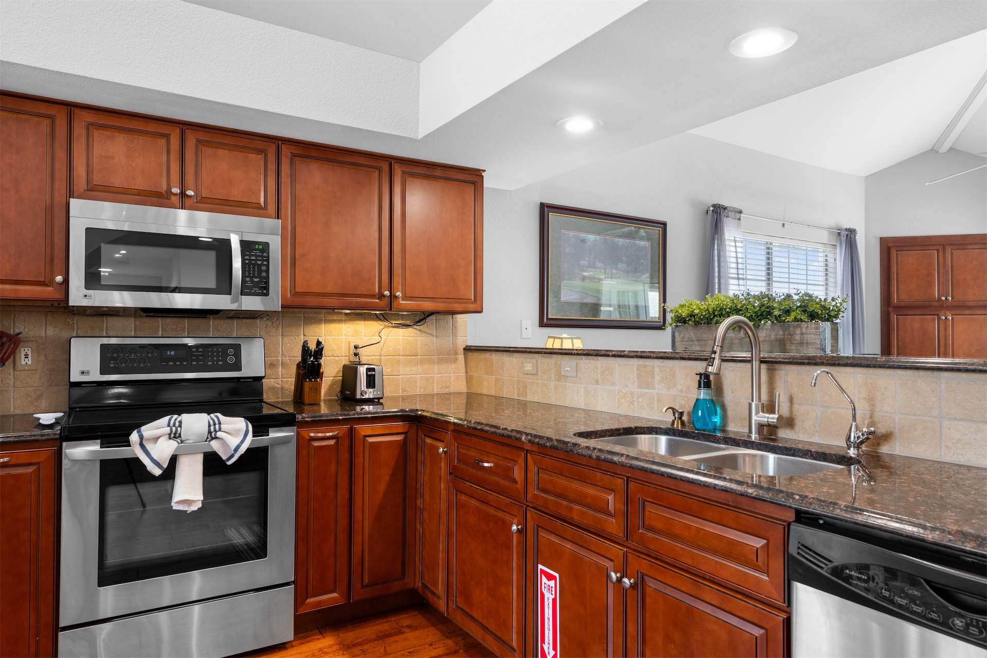 The elegant kitchen is well equipped for an unforgettable getaway​