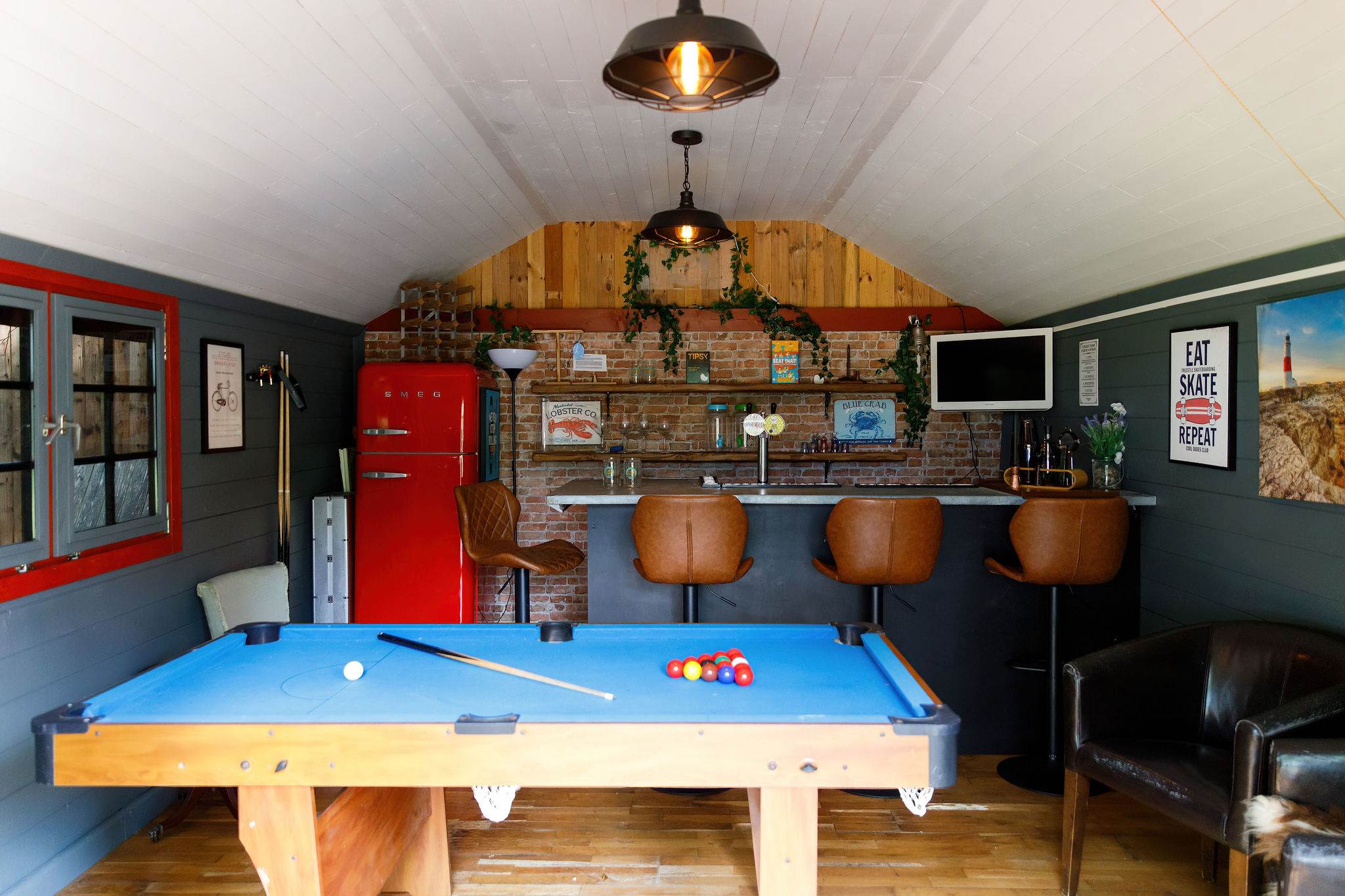The separate outbuilding is the perfect chill out zone, with pool table, fridges and bar to perch at (please note, beer pumps are non functioning).