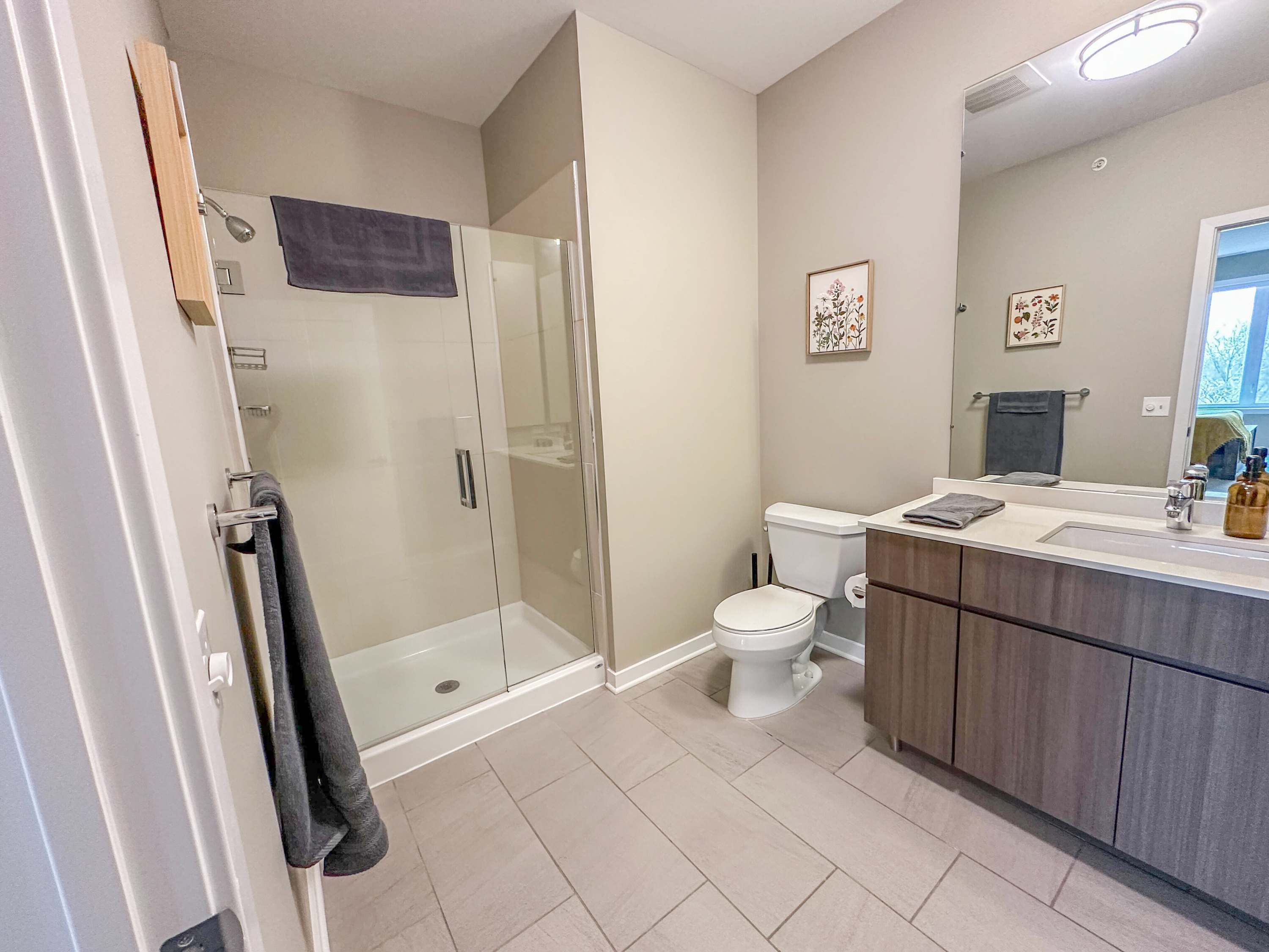 Stylish 2BR Condo near Downtown & U of M