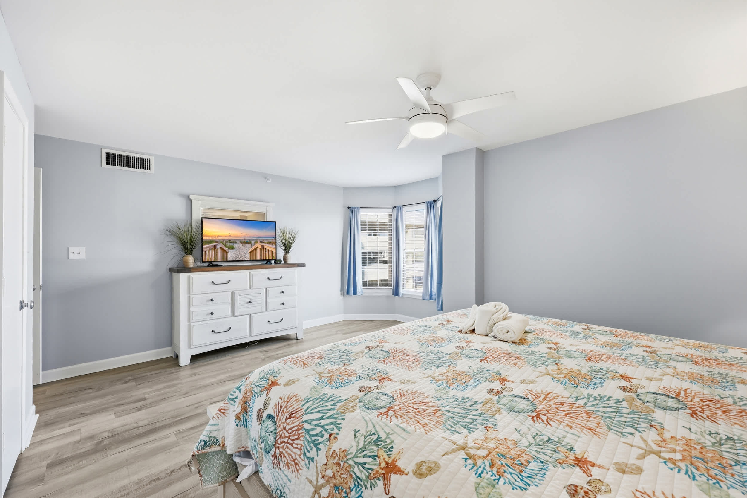 Sandy Bits Oceanfront Premium Condo with Pool 