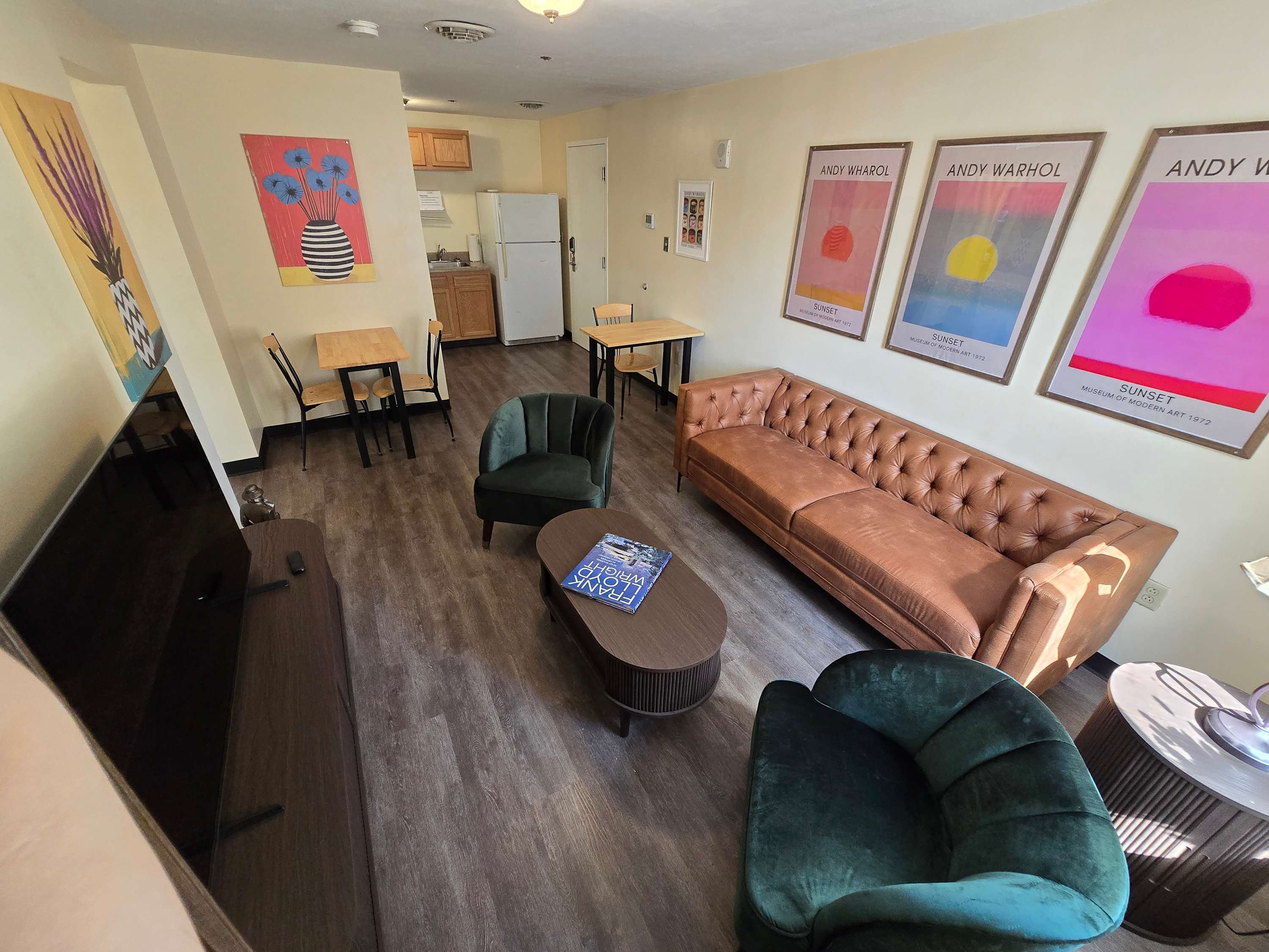 Private 2BR/2BA Downtown Apartment | River and Mountain Views + 60” TV