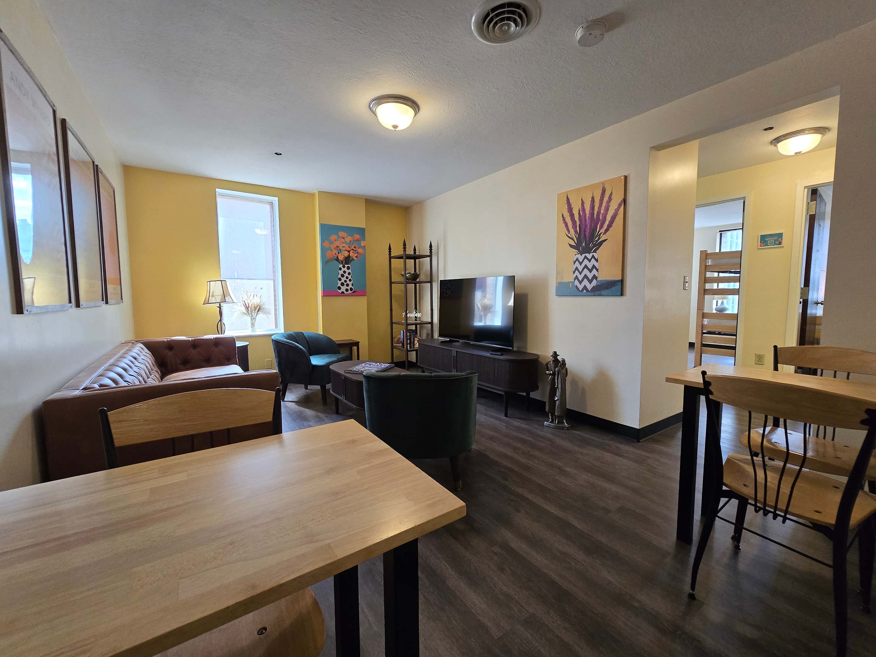 Private 2BR/2BA Downtown Apartment | River and Mountain Views + 60” TV